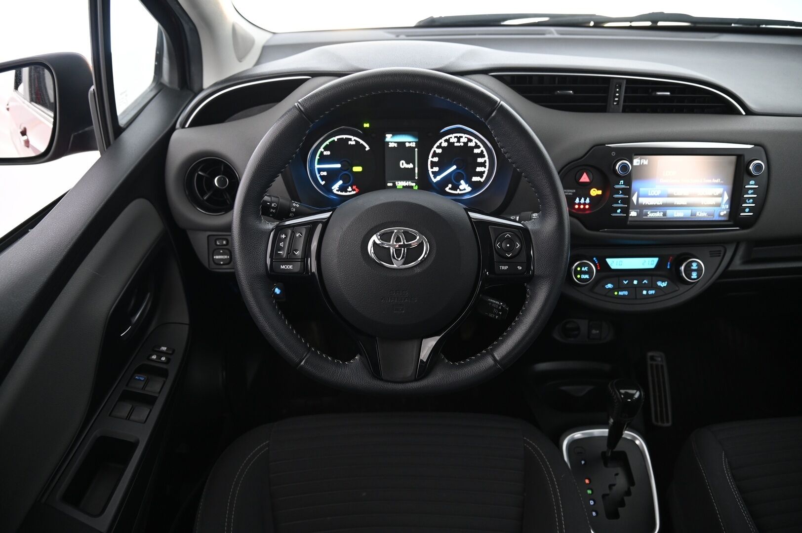 Toyota Yaris 2017 1,5 Hybrid Launch Edition *2.Om. Suomi-Auto / Lohko + sis.pistoke / Navi / Vakkari / Merkkiliikkeen huoltokirja* - *Juuri saapunut! / P-kamera / Kessy / 2X renkaat*