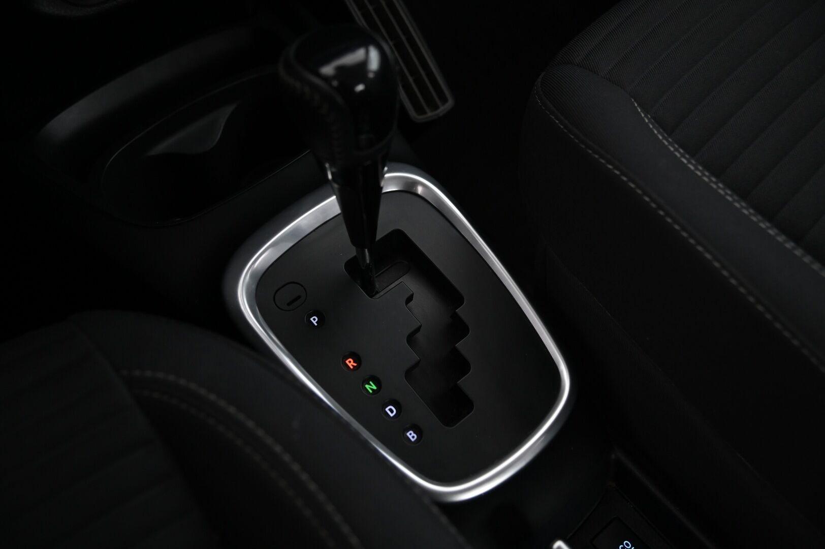 Toyota Yaris 2017 1,5 Hybrid Launch Edition *2.Om. Suomi-Auto / Lohko + sis.pistoke / Navi / Vakkari / Merkkiliikkeen huoltokirja* - *Juuri saapunut! / P-kamera / Kessy / 2X renkaat*