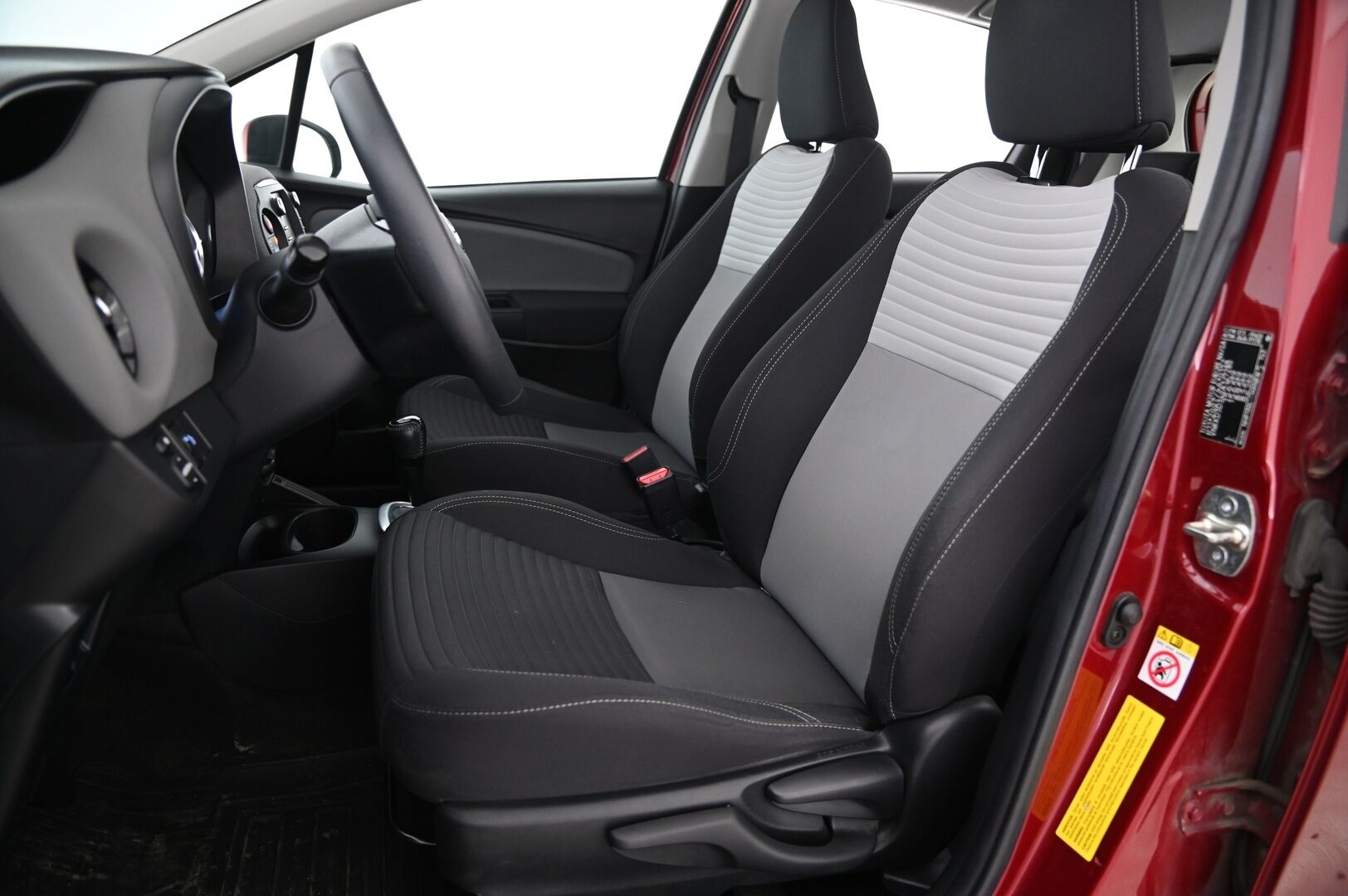 Toyota Yaris 2017 1,5 Hybrid Launch Edition *2.Om. Suomi-Auto / Lohko + sis.pistoke / Navi / Vakkari / Merkkiliikkeen huoltokirja* - *Juuri saapunut! / P-kamera / Kessy / 2X renkaat*