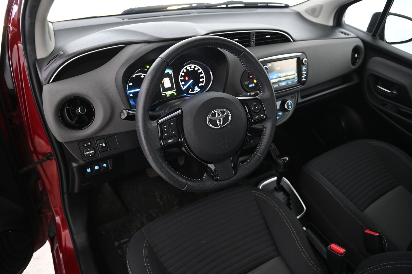 Toyota Yaris 2017 1,5 Hybrid Launch Edition *2.Om. Suomi-Auto / Lohko + sis.pistoke / Navi / Vakkari / Merkkiliikkeen huoltokirja* - *Juuri saapunut! / P-kamera / Kessy / 2X renkaat*