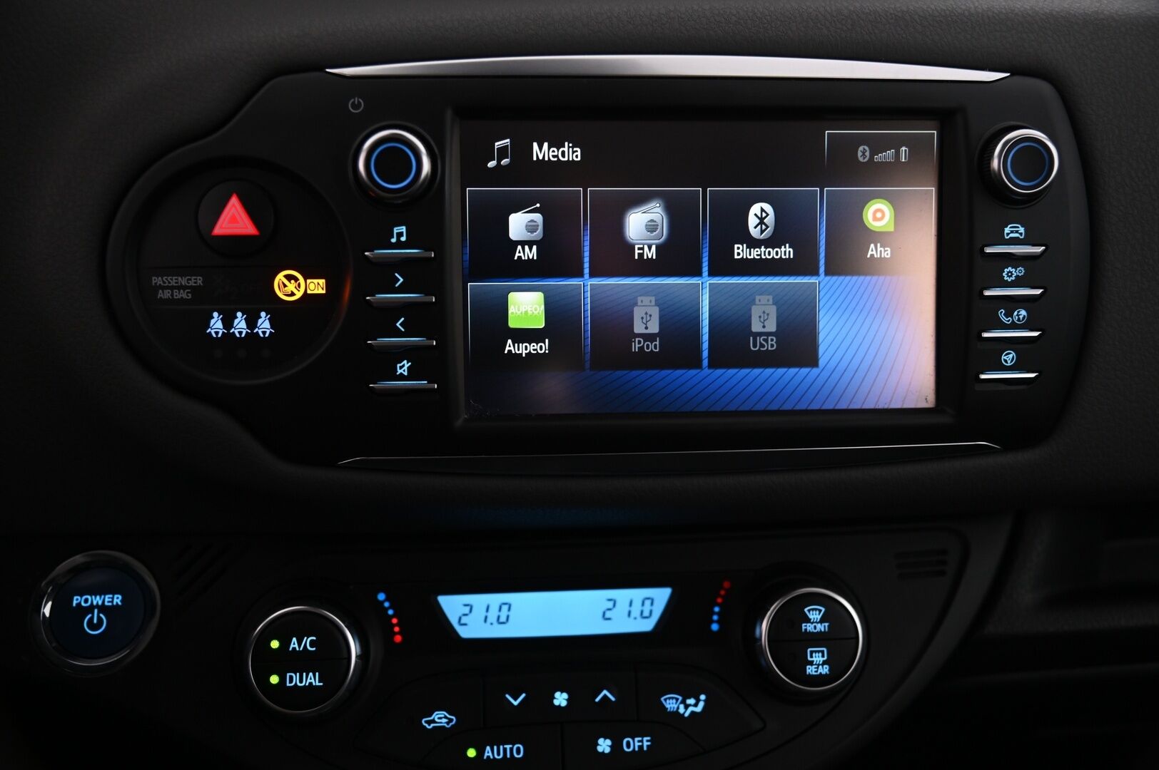 Toyota Yaris 2017 1,5 Hybrid Launch Edition *2.Om. Suomi-Auto / Lohko + sis.pistoke / Navi / Vakkari / Merkkiliikkeen huoltokirja* - *Juuri saapunut! / P-kamera / Kessy / 2X renkaat*