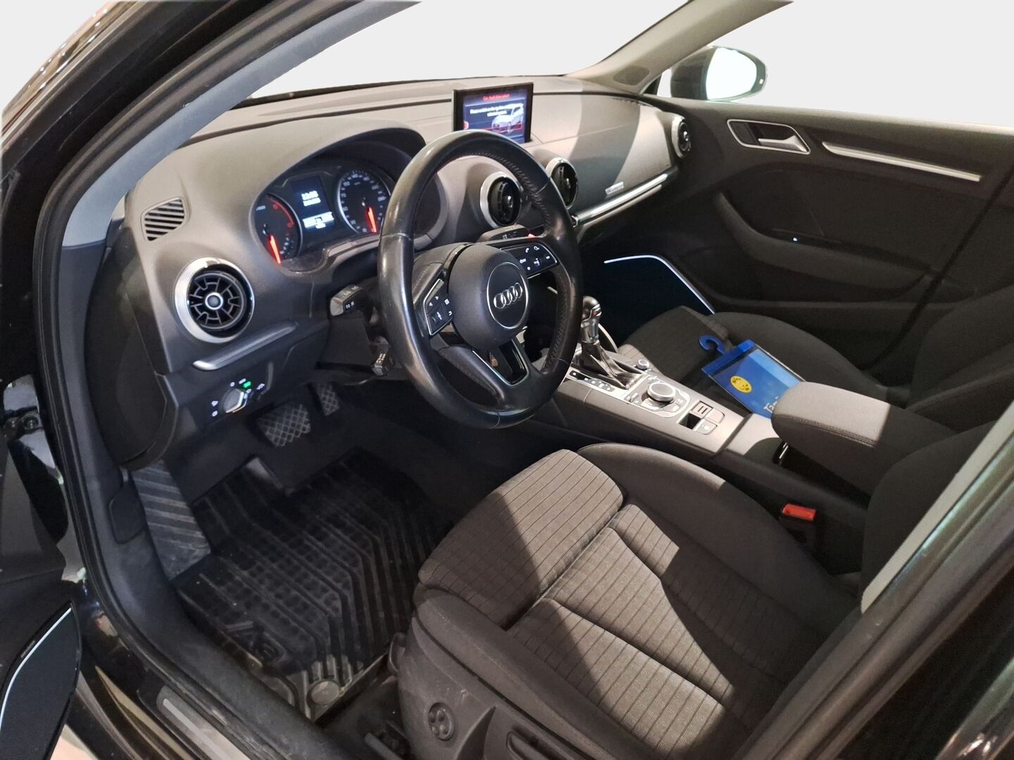 Audi A3 2017 Sportback Land of quattro Edition 2,0 TDI 135 kW quattro S tronic *Bang&Olufsen / Webasto / Koukku / Sporttipenkit / Vakkari / LED* - Erittäin hyvin huollettu kaksilla renkailla ja Audin vanteilla varusteltu Suomiauto! - HULLUT AVAJAISHULINAT KORKOTARJOUS 3,29 %