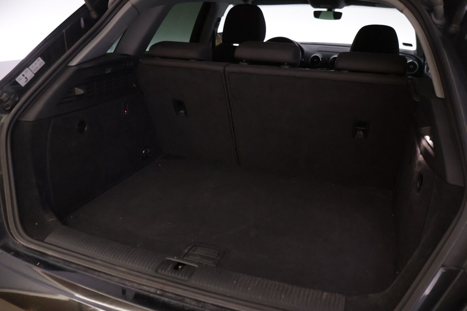 Audi A3 2017 Sportback Land of quattro Edition 2,0 TDI 135 kW quattro S tronic *Bang&Olufsen / Webasto / Koukku / Sporttipenkit / Vakkari / LED* - Erittäin hyvin huollettu kaksilla renkailla ja Audin vanteilla varusteltu Suomiauto!