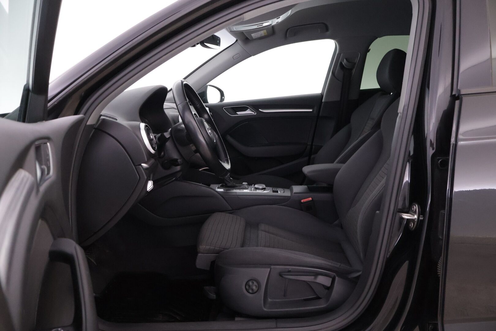 Audi A3 2017 Sportback Land of quattro Edition 2,0 TDI 135 kW quattro S tronic *Bang&Olufsen / Webasto / Koukku / Sporttipenkit / Vakkari / LED* - Erittäin hyvin huollettu kaksilla renkailla ja Audin vanteilla varusteltu Suomiauto!