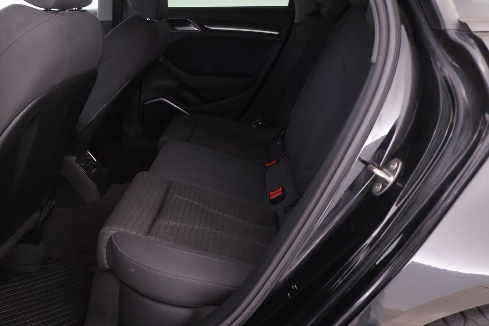 Audi A3 2017 Sportback Land of quattro Edition 2,0 TDI 135 kW quattro S tronic *Bang&Olufsen / Webasto / Koukku / Sporttipenkit / Vakkari / LED* - Erittäin hyvin huollettu kaksilla renkailla ja Audin vanteilla varusteltu Suomiauto!