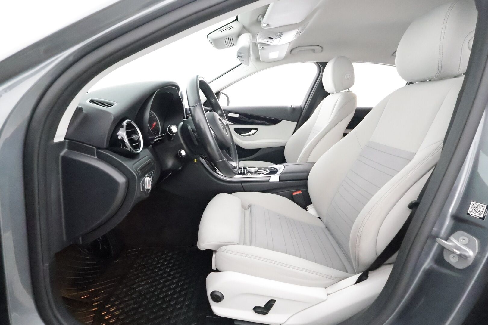 Mercedes-Benz C 2017 180 A Premium Business ** Vakkari / ILS adapt LED / Sporttipenkit / Lohkolämmitin / 2x renkaat
