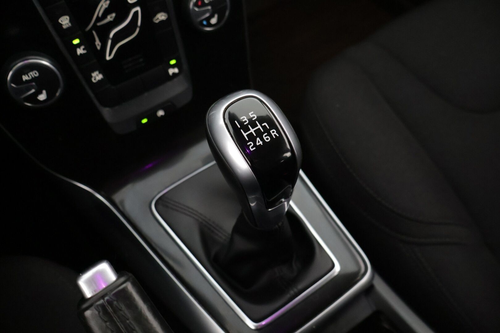 Volvo V40 2018 D2 Business // Webasto / LED / P-tutka / Digimittari / Navi // - Kattavasti huollettu Suomi-auto viimeinen huolto 195tkm 7/2025 - Osta nyt, maksa vasta ensi vuonna