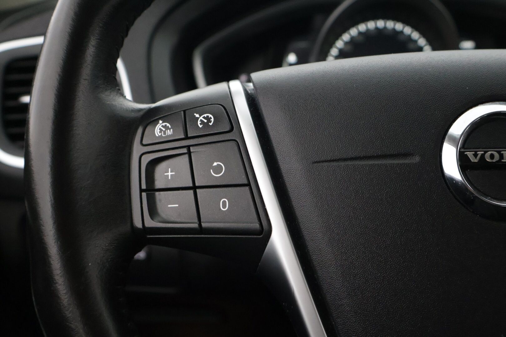 Volvo V40 2018 D2 Business // Webasto / LED / P-tutka / Digimittari / Navi // - Kattavasti huollettu Suomi-auto viimeinen huolto 195tkm 7/2025 - Osta nyt, maksa vasta ensi vuonna