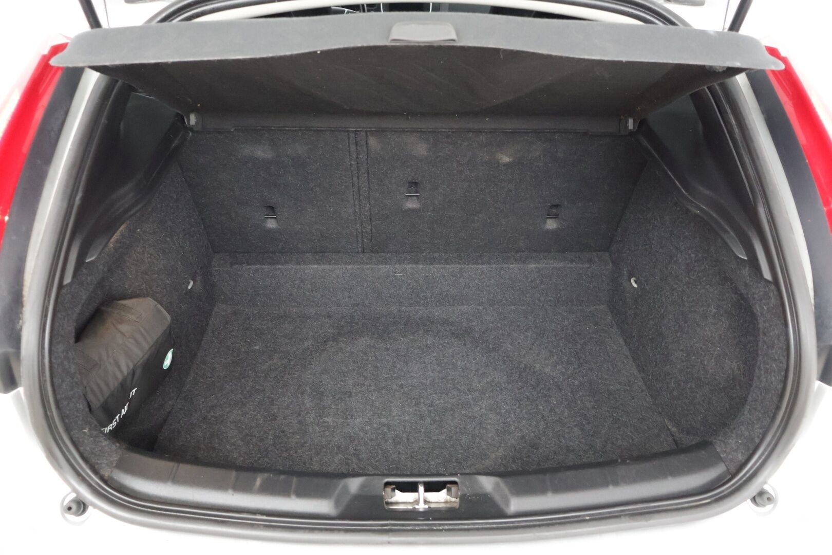 Volvo V40 2018 D2 Business // Webasto / LED / P-tutka / Digimittari / Navi // - Kattavasti huollettu Suomi-auto viimeinen huolto 195tkm 7/2025 - Osta nyt, maksa vasta ensi vuonna