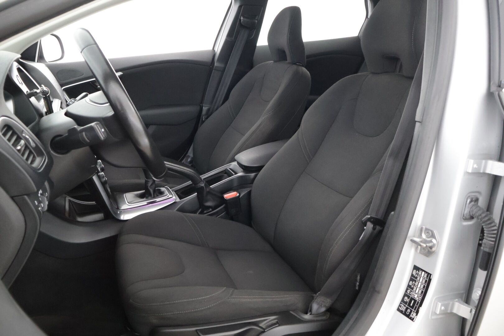 Volvo V40 2018 D2 Business // Webasto / LED / P-tutka / Digimittari / Navi // - Kattavasti huollettu Suomi-auto viimeinen huolto 195tkm 7/2025 - Osta nyt, maksa vasta ensi vuonna