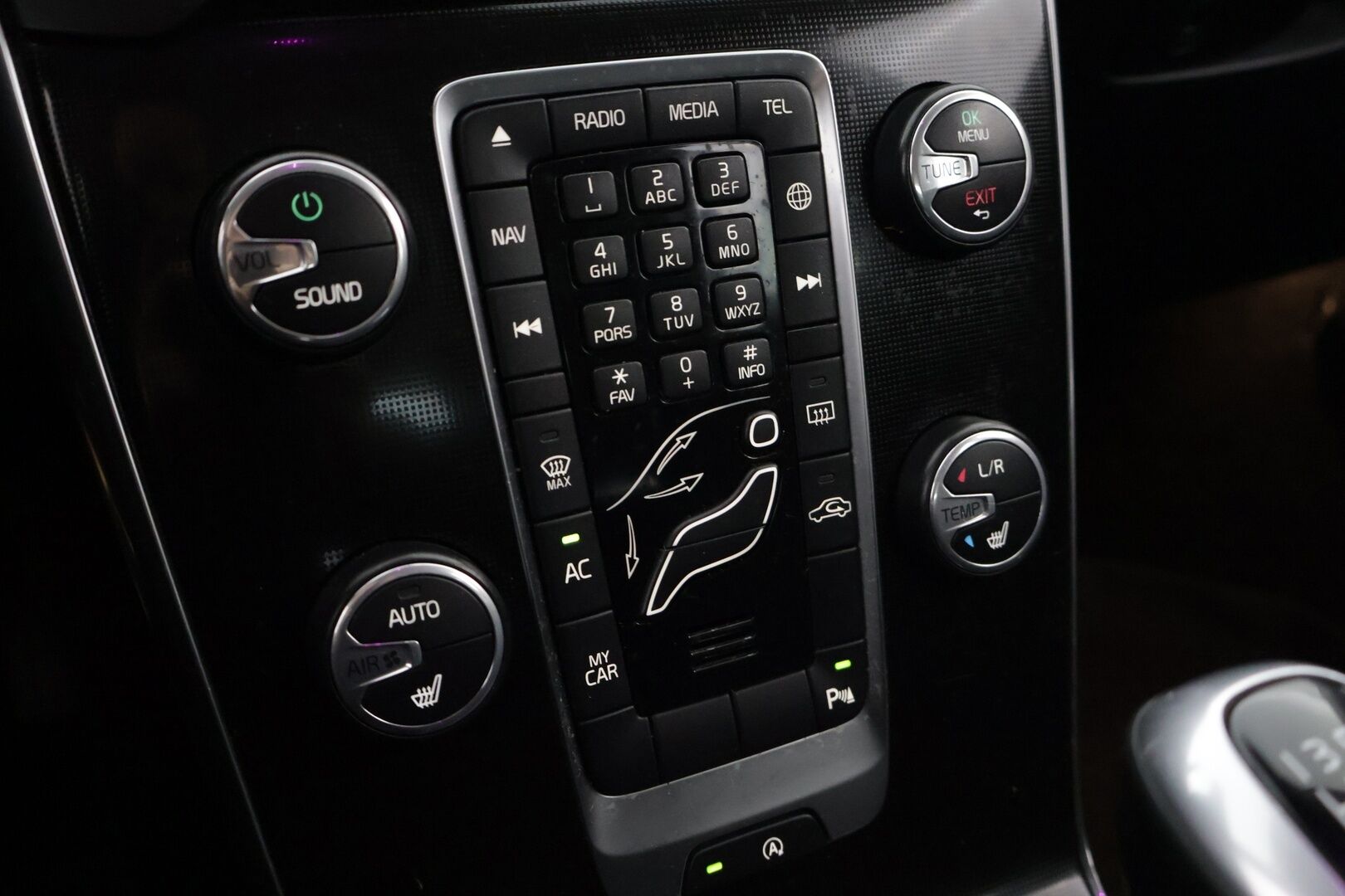 Volvo V40 2018 D2 Business // Webasto / LED / P-tutka / Digimittari / Navi // - Kattavasti huollettu Suomi-auto viimeinen huolto 195tkm 7/2025 - Osta nyt, maksa vasta ensi vuonna