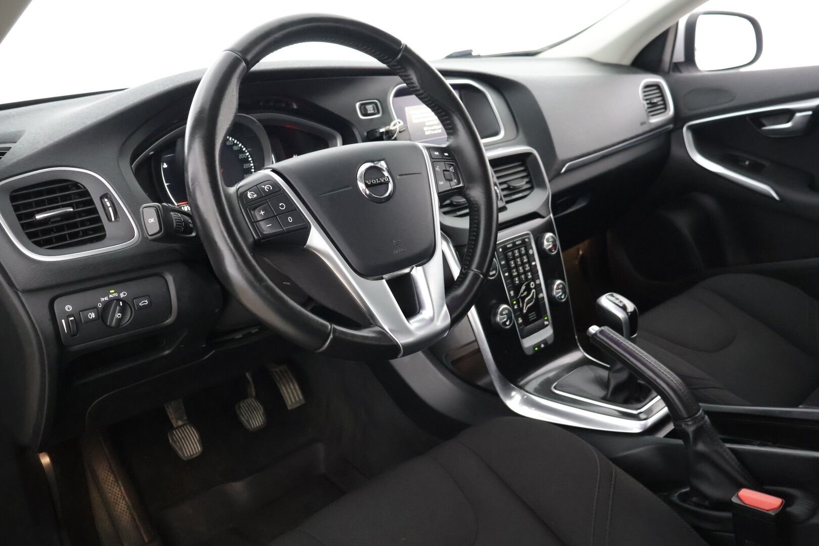 Volvo V40 2018 D2 Business // Webasto / LED / P-tutka / Digimittari / Navi // - Kattavasti huollettu Suomi-auto viimeinen huolto 195tkm 7/2025 - Osta nyt, maksa vasta ensi vuonna