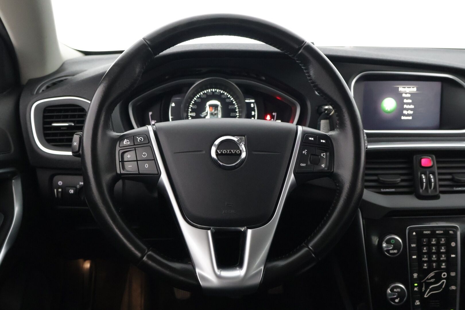 Volvo V40 2018 D2 Business // Webasto / LED / P-tutka / Digimittari / Navi // - Kattavasti huollettu Suomi-auto viimeinen huolto 195tkm 7/2025 - Osta nyt, maksa vasta ensi vuonna