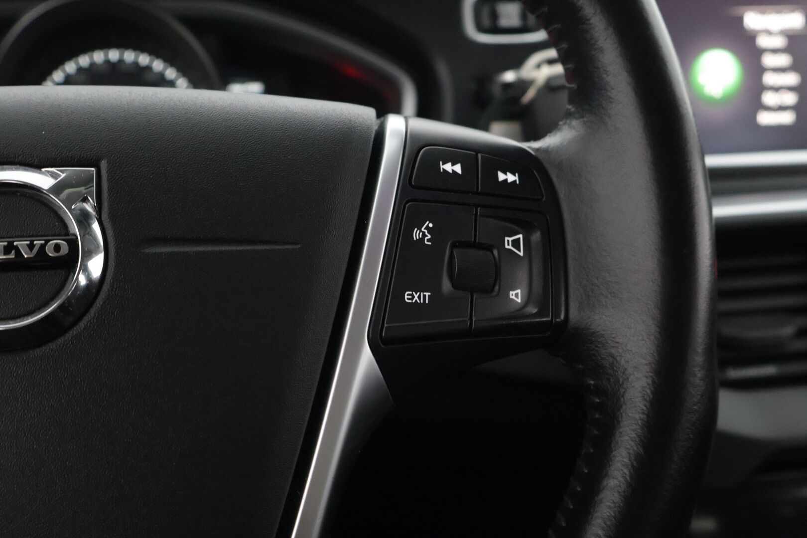 Volvo V40 2018 D2 Business // Webasto / LED / P-tutka / Digimittari / Navi // - Kattavasti huollettu Suomi-auto viimeinen huolto 195tkm 7/2025 - Osta nyt, maksa vasta ensi vuonna