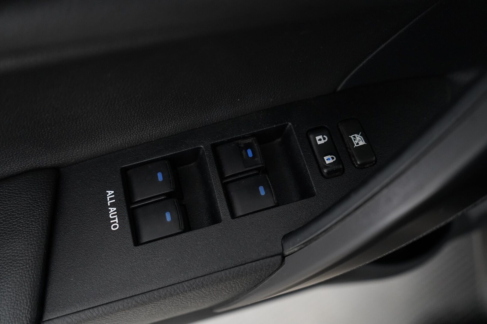 Toyota Corolla 2018 1.6 Valvematic Premium Multidrive S 4ov * Vakkari / Peruutuskamera / Puolinahka / Navi / Lohkolämmitin! * - Suomi-auto / 2-omisteinen / Katsastus 11/2026 / Viimeisin huolto 1/25! 