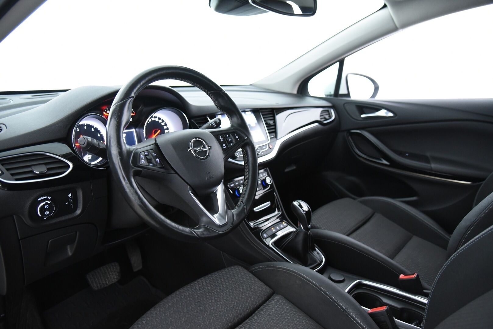 Opel Astra 2017 Sports Tourer Innovation 1,0 Turbo Start/Stop 77kW ECT5 - Sporttipenkit / Koukku /  P. Kamera / LED-valot / Navi / Sisätilanlämmitin  / Navi / KeylessGO / 2x Renkaat 