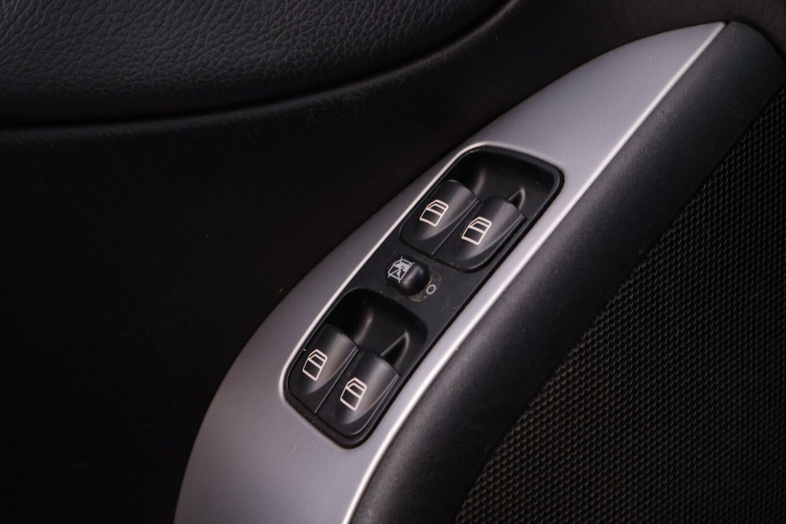 Mercedes-Benz C 2005 320 CDI Autom. - YritysOutlet - Myydään vain yrityksille - Webasto / Nahkapenkit muistilla / Koukku! 