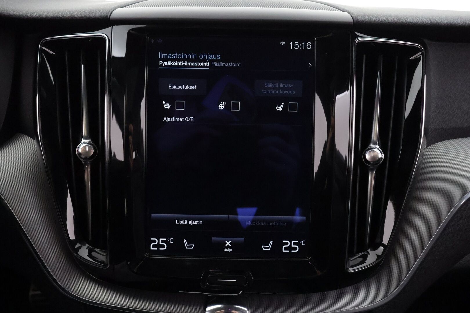 Volvo XC60 2018 T8 AWD R-Design aut * Panorama / Webasto / Koukku / ACC / Full-LED / P.kamera / Sportpenkki Muistilla / Navi * - Suomi-auto / Kahdet renkaat - Osta nyt, maksa vasta ensi vuonna