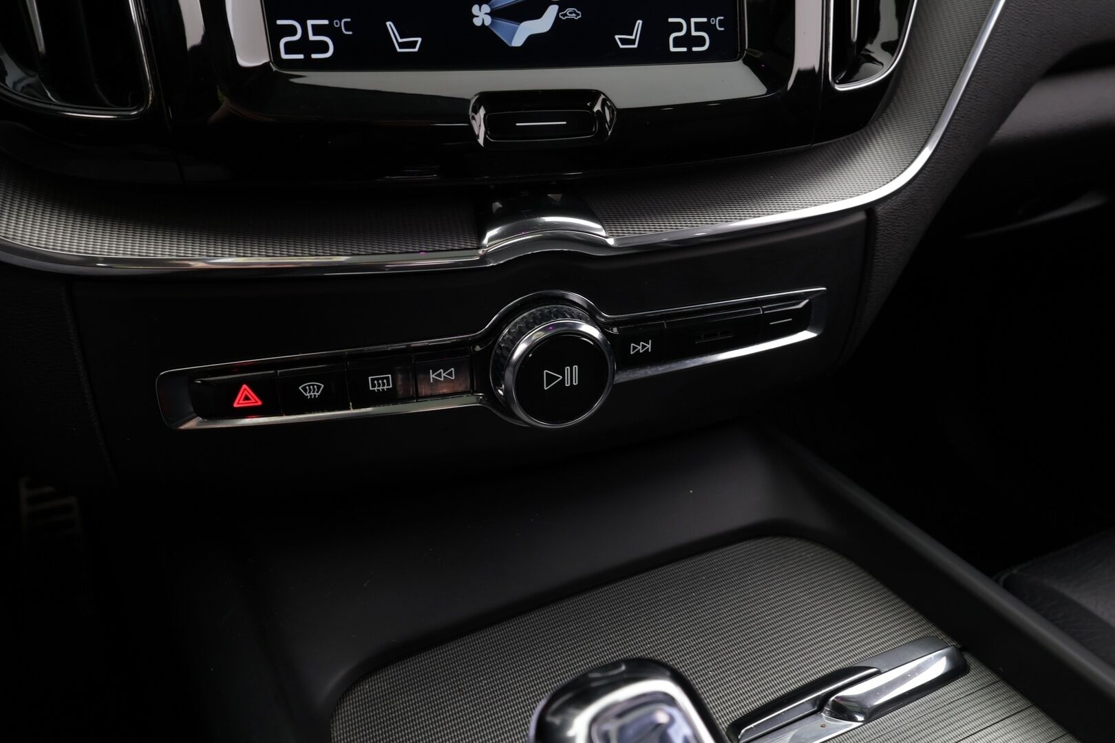 Volvo XC60 2018 T8 AWD R-Design aut * Panorama / Webasto / Koukku / ACC / Full-LED / P.kamera / Sportpenkki Muistilla / Navi * - Suomi-auto / Kahdet renkaat - Osta nyt, maksa vasta ensi vuonna