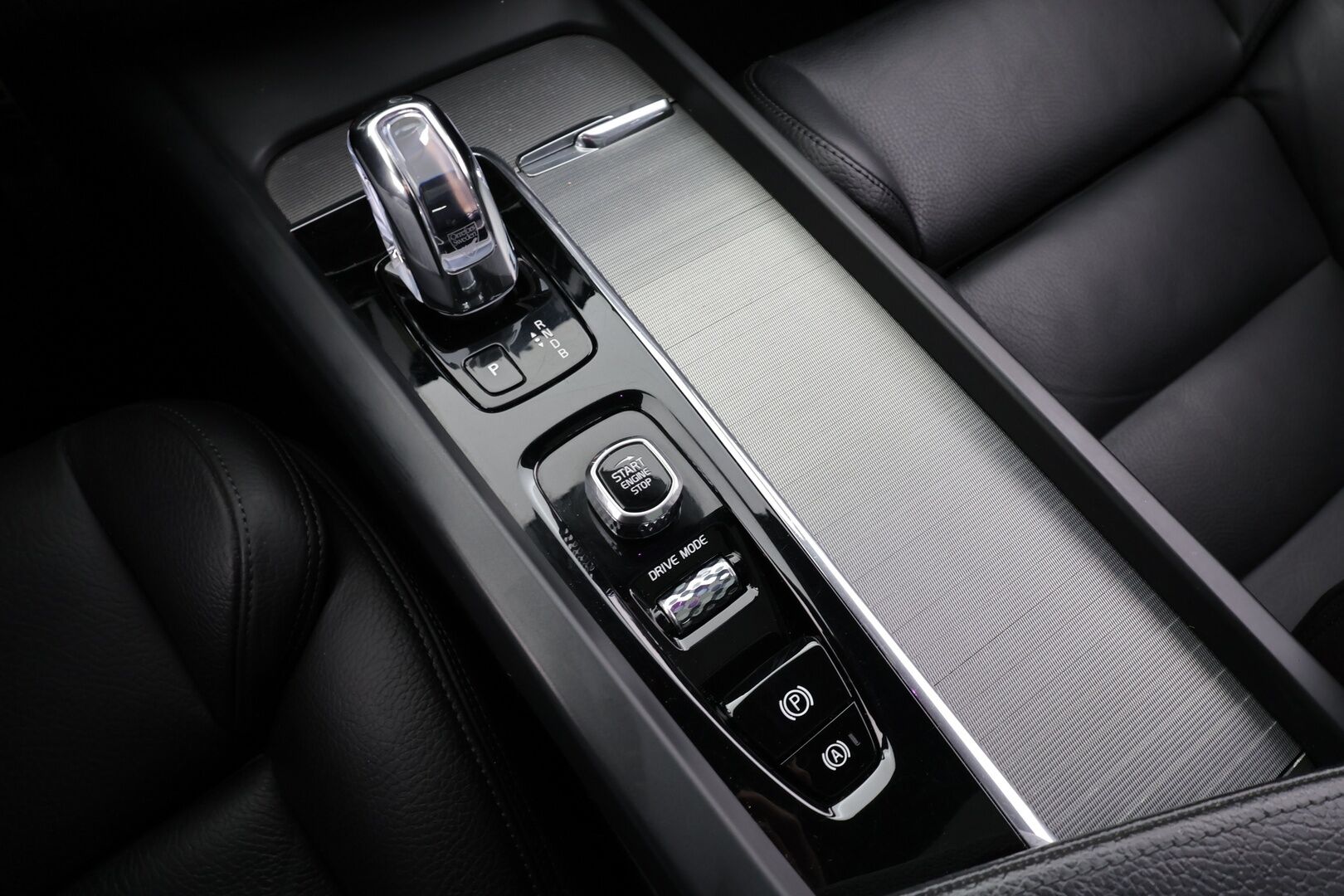 Volvo XC60 2018 T8 AWD R-Design aut * Panorama / Webasto / Koukku / ACC / Full-LED / P.kamera / Sportpenkki Muistilla / Navi * - Suomi-auto / Kahdet renkaat - Osta nyt, maksa vasta ensi vuonna