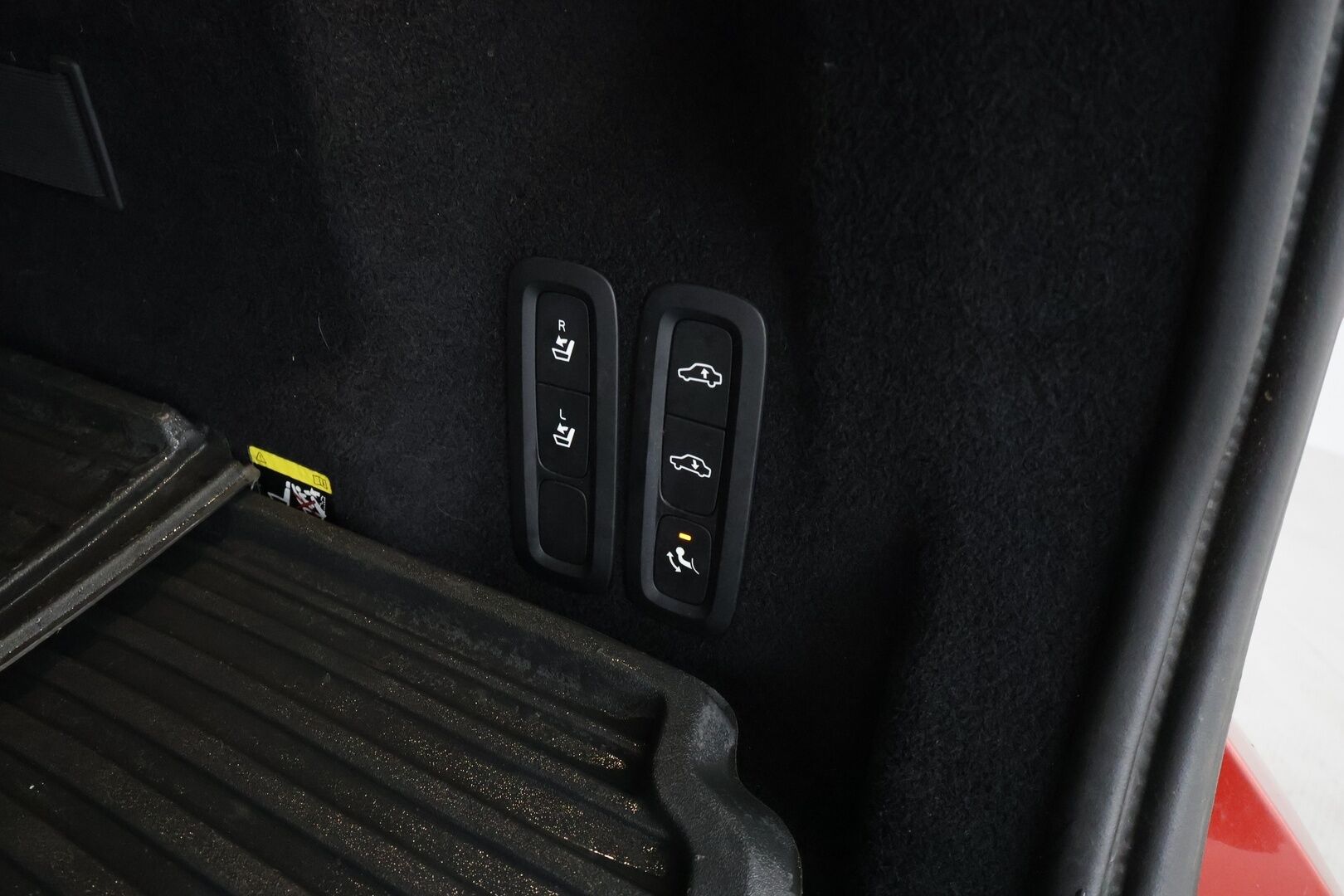 Volvo XC60 2018 T8 AWD R-Design aut * Panorama / Webasto / Koukku / ACC / Full-LED / P.kamera / Sportpenkki Muistilla / Navi * - Suomi-auto / Kahdet renkaat - Osta nyt, maksa vasta ensi vuonna