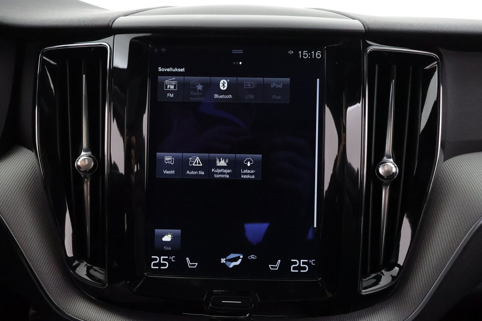 Volvo XC60 2018 T8 AWD R-Design aut * Panorama / Webasto / Koukku / ACC / Full-LED / P.kamera / Sportpenkki Muistilla / Navi * - Suomi-auto / Kahdet renkaat - Osta nyt, maksa vasta ensi vuonna