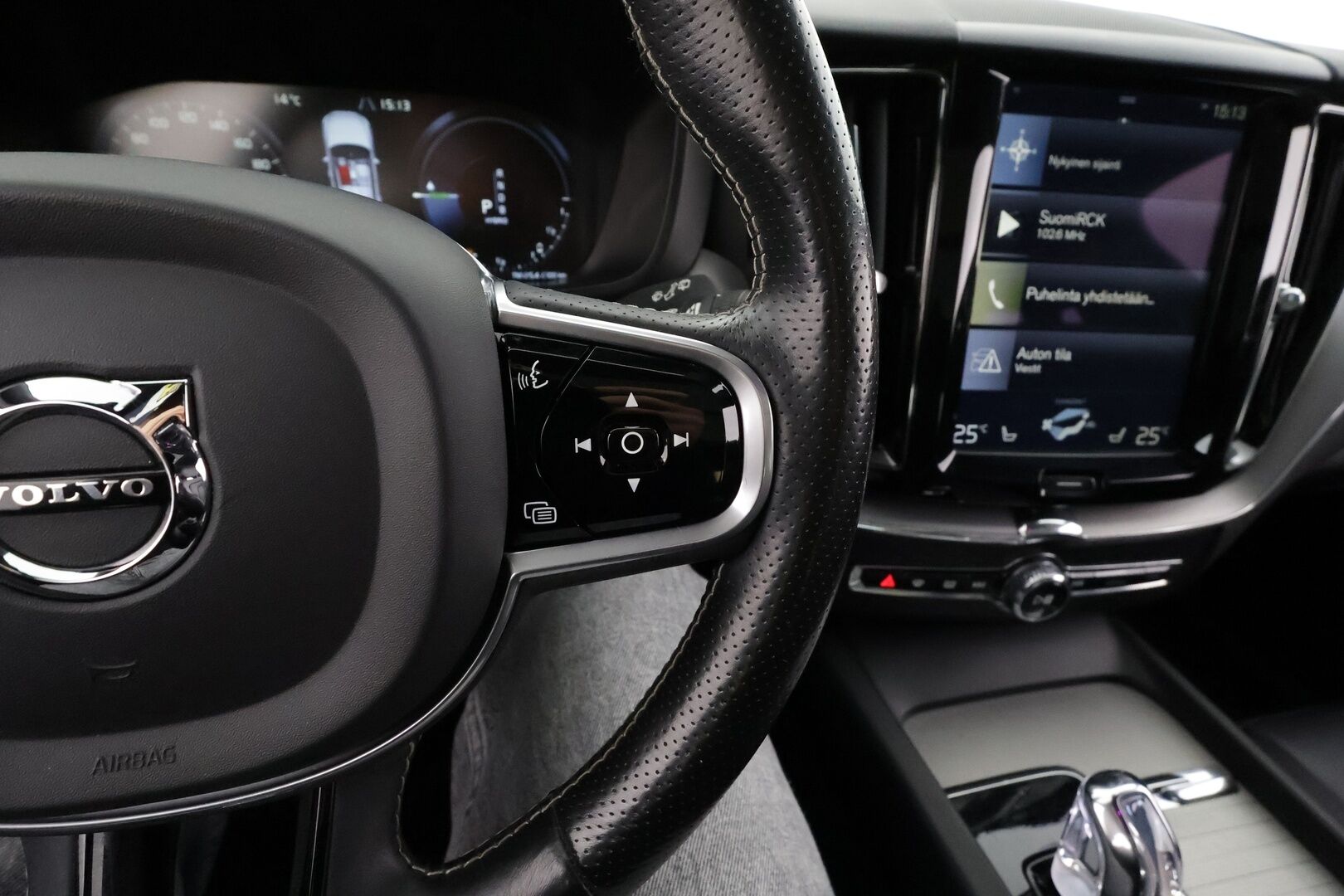 Volvo XC60 2018 T8 AWD R-Design aut * Panorama / Webasto / Koukku / ACC / Full-LED / P.kamera / Sportpenkki Muistilla / Navi * - Suomi-auto / Kahdet renkaat - Osta nyt, maksa vasta ensi vuonna