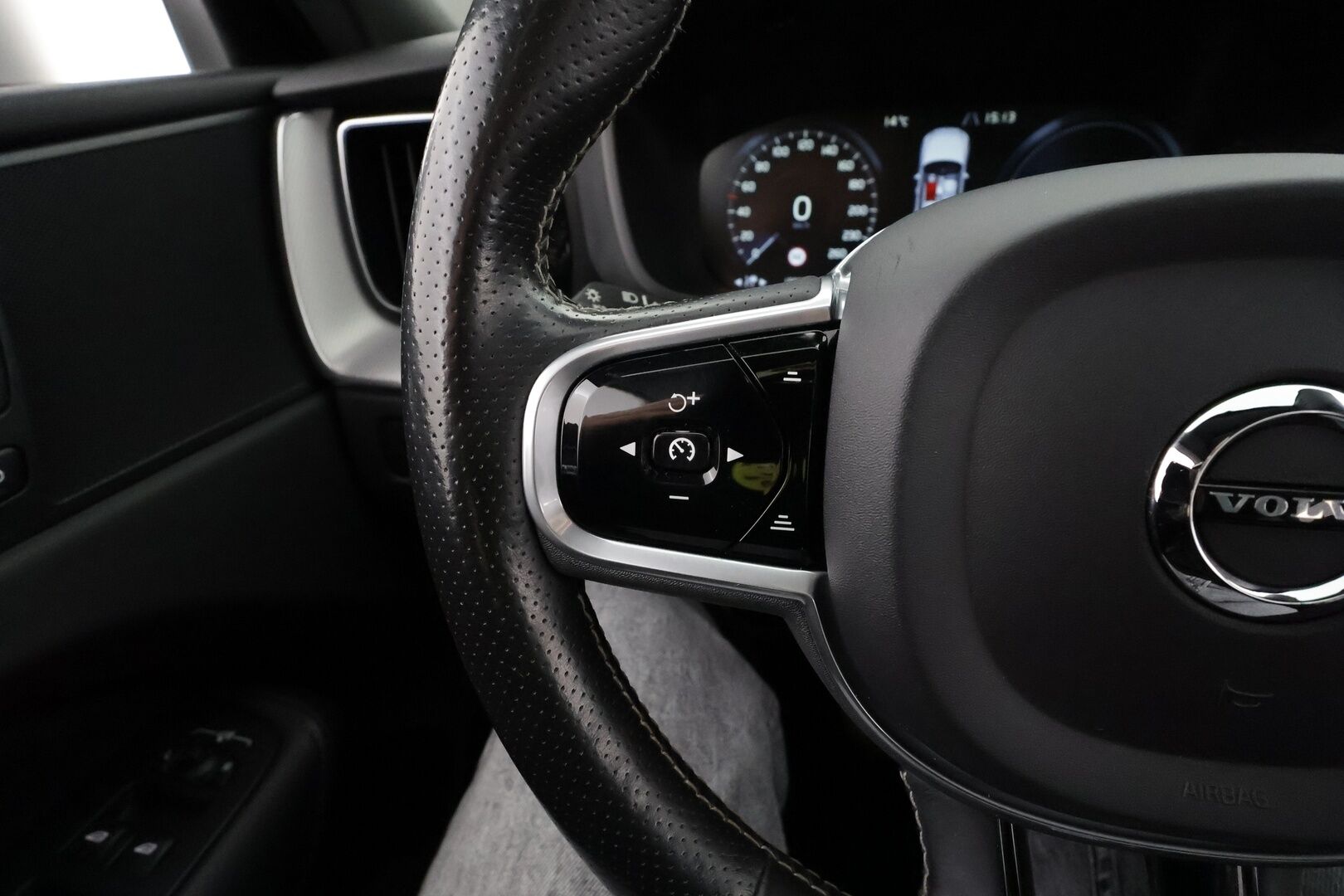 Volvo XC60 2018 T8 AWD R-Design aut * Panorama / Webasto / Koukku / ACC / Full-LED / P.kamera / Sportpenkki Muistilla / Navi * - Suomi-auto / Kahdet renkaat - Osta nyt, maksa vasta ensi vuonna