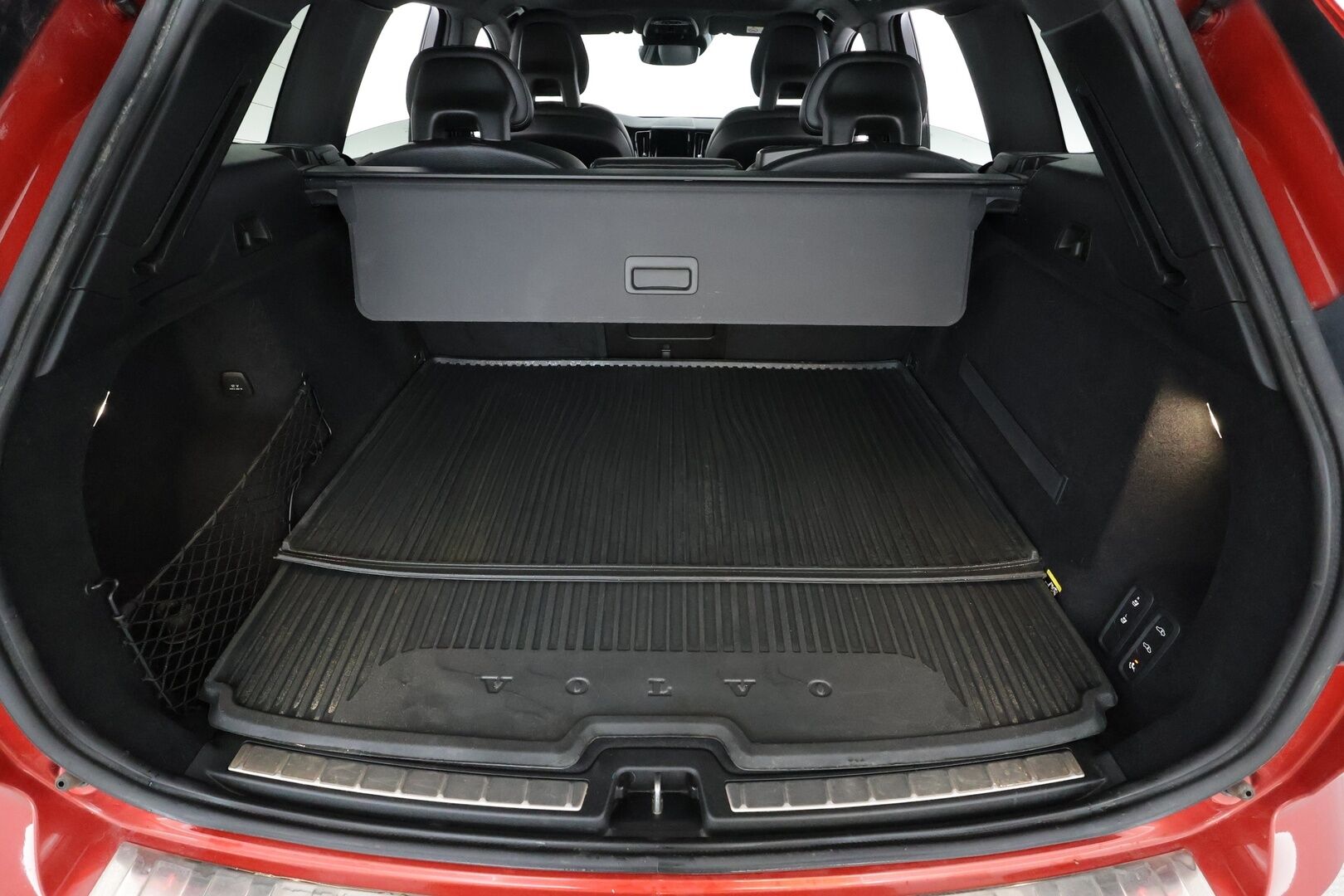 Volvo XC60 2018 T8 AWD R-Design aut * Panorama / Webasto / Koukku / ACC / Full-LED / P.kamera / Sportpenkki Muistilla / Navi * - Suomi-auto / Kahdet renkaat - Osta nyt, maksa vasta ensi vuonna