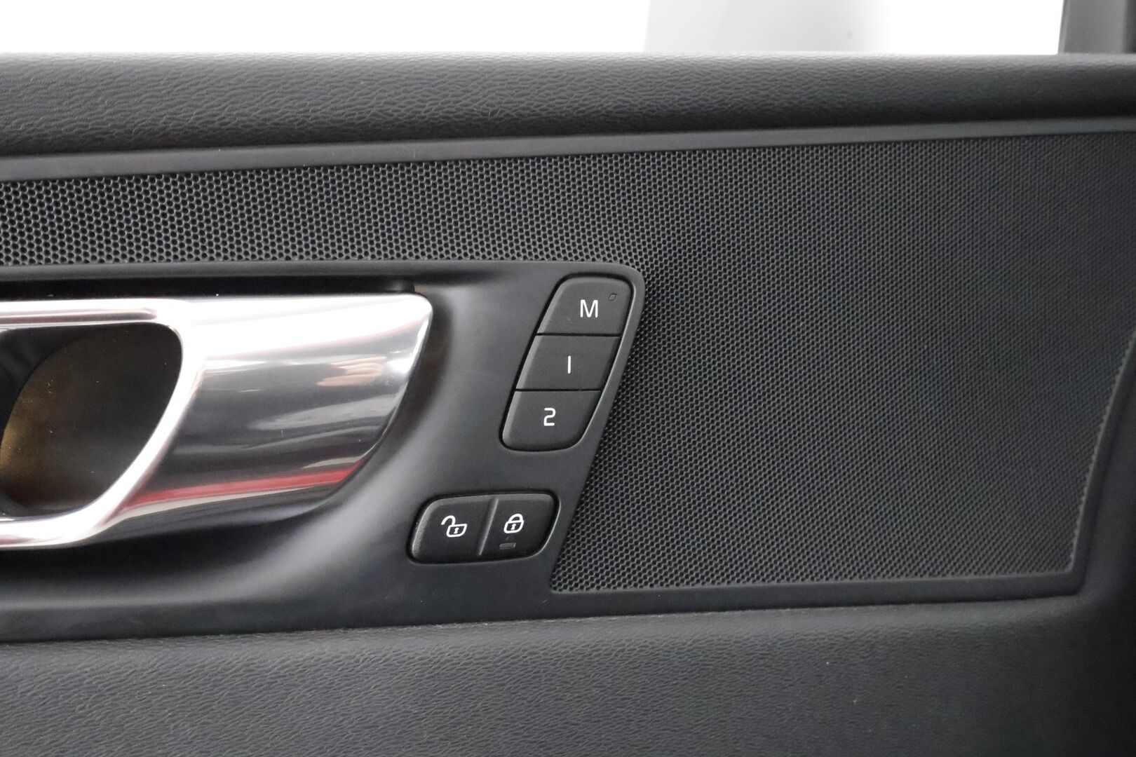 Volvo XC60 2018 T8 AWD R-Design aut * Panorama / Webasto / Koukku / ACC / Full-LED / P.kamera / Sportpenkki Muistilla / Navi * - Suomi-auto / Kahdet renkaat - Osta nyt, maksa vasta ensi vuonna