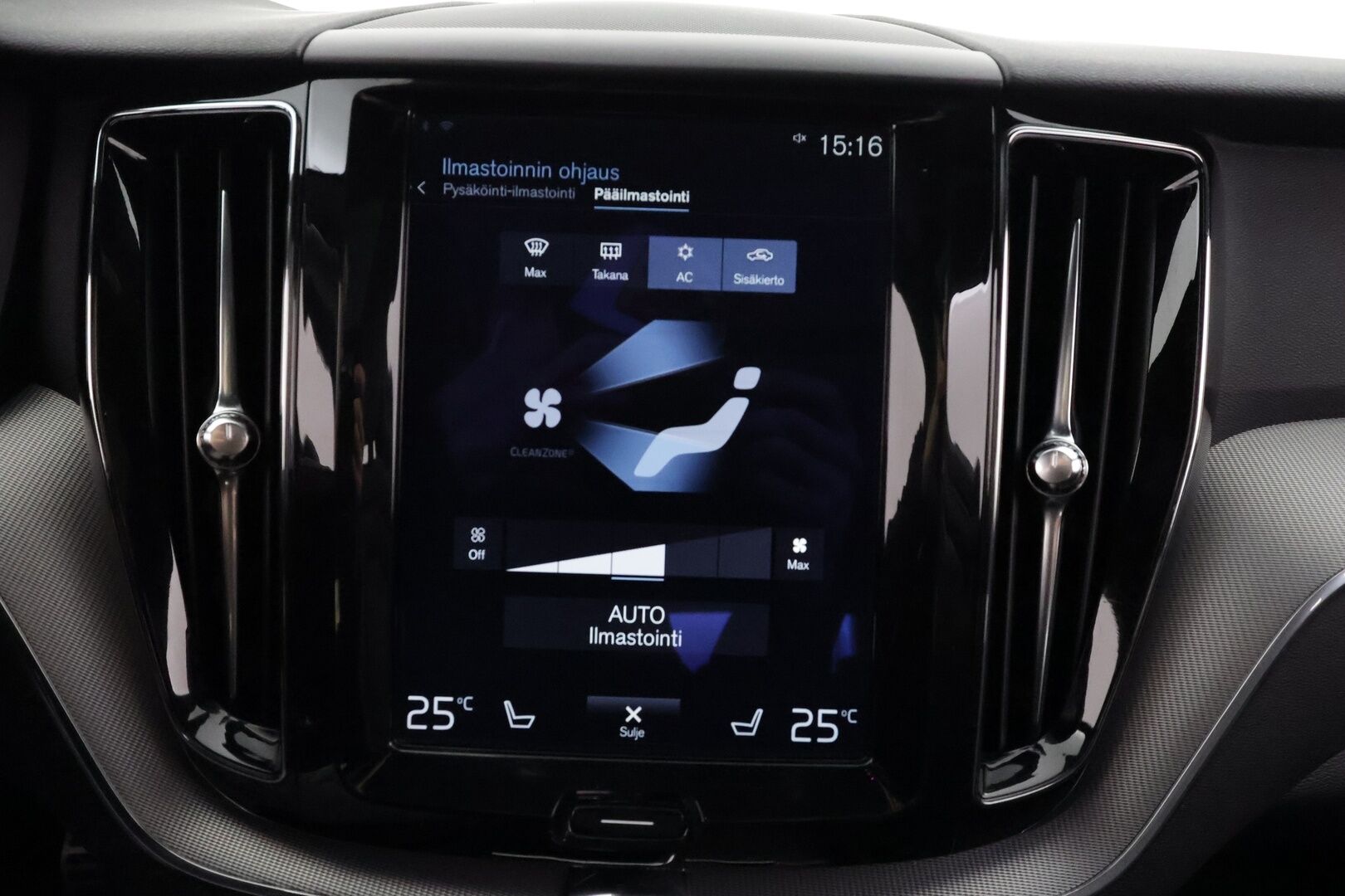 Volvo XC60 2018 T8 AWD R-Design aut * Panorama / Webasto / Koukku / ACC / Full-LED / P.kamera / Sportpenkki Muistilla / Navi * - Suomi-auto / Kahdet renkaat - Osta nyt, maksa vasta ensi vuonna