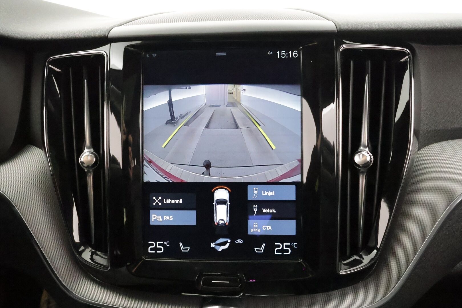 Volvo XC60 2018 T8 AWD R-Design aut * Panorama / Webasto / Koukku / ACC / Full-LED / P.kamera / Sportpenkki Muistilla / Navi * - Suomi-auto / Kahdet renkaat - Osta nyt, maksa vasta ensi vuonna