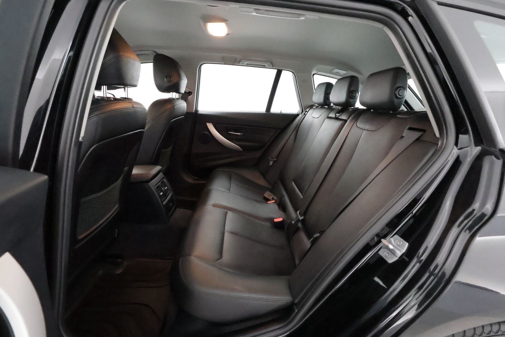 BMW 320 2018 F31 LCI Touring 320d A xDrive Business ** 1-om Suomi-auto / Sporttinahat / Vakkari / LED / P.tutkat ** - 1 omisteinen / Led-ajovalot / Lämmitettävä ratti /