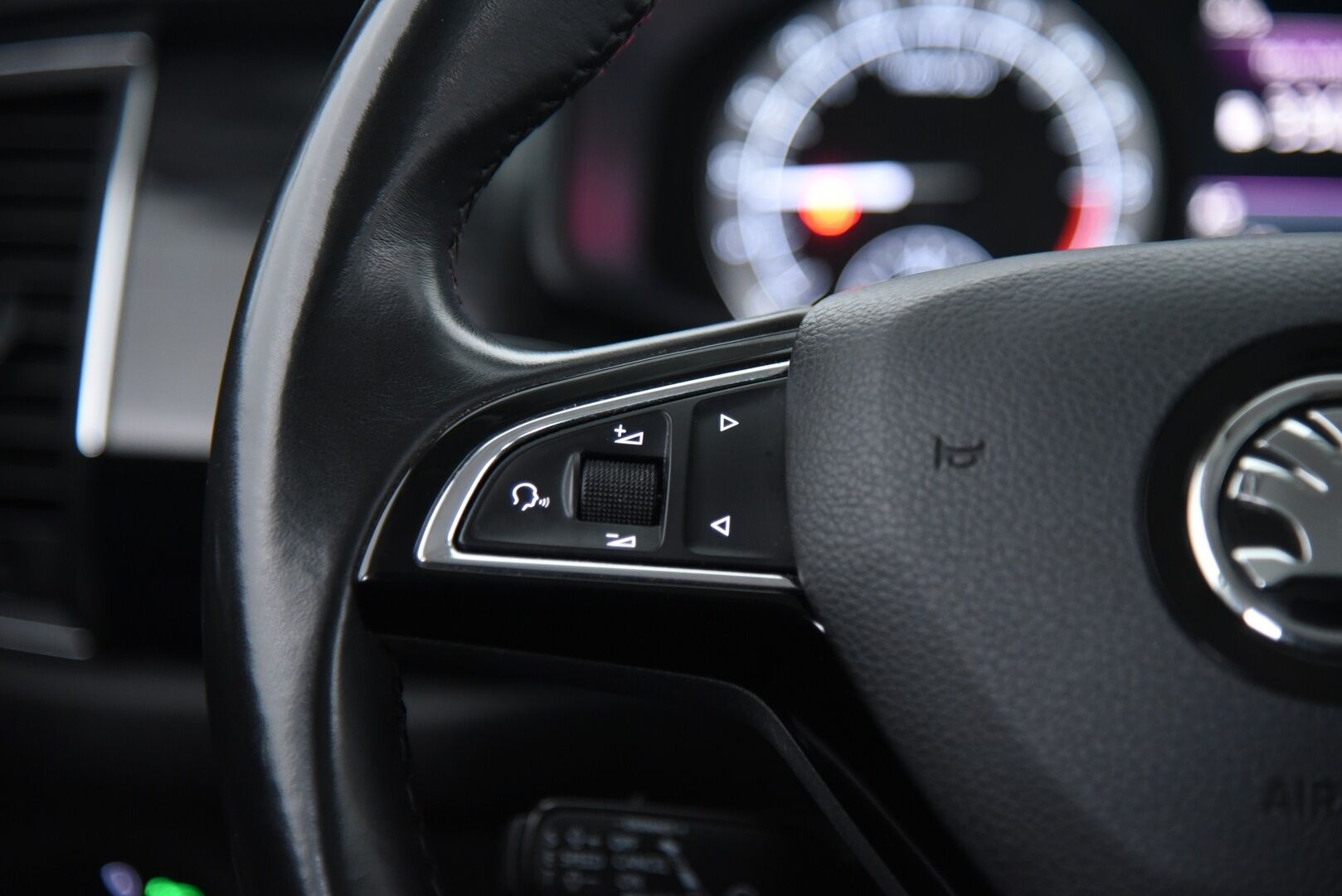 Skoda Kodiaq 2018 2,0 TDI 150 4x4 Style *Webasto / ACC / Koukku / Canton / Muistipenkit - 2x Aluvanteet / Navi / LED kaukovaloautomatiikalla
