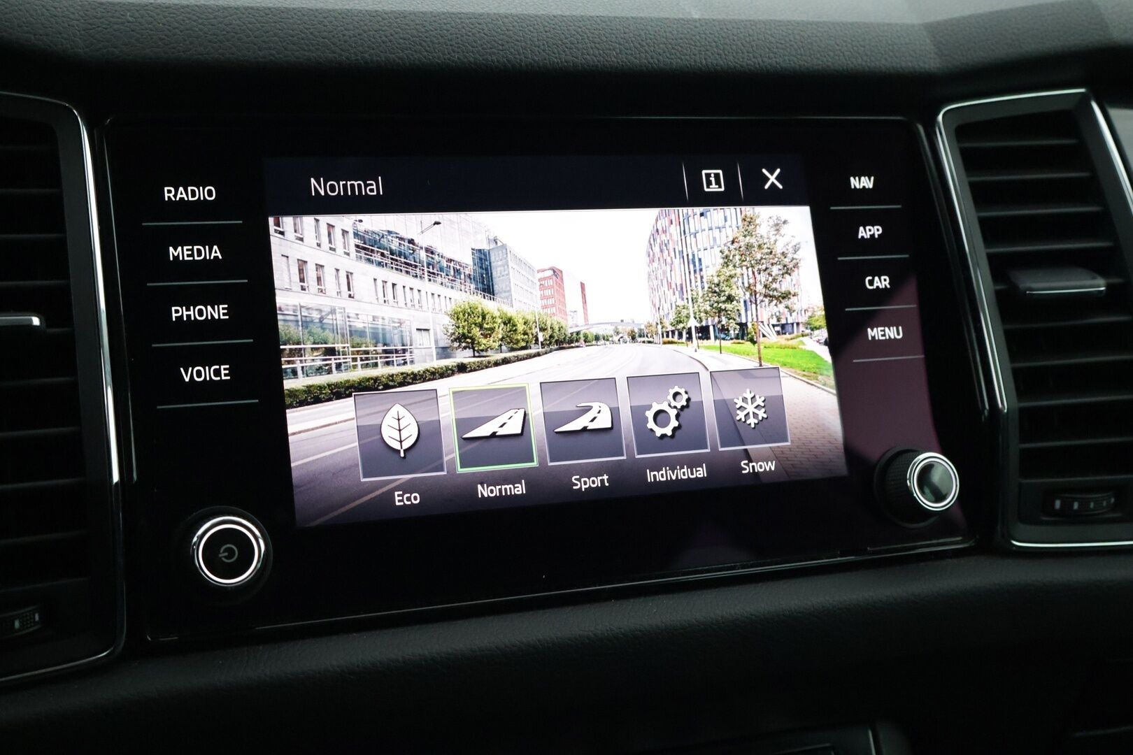 Skoda Kodiaq 2018 2,0 TDI 150 4x4 Style *P-Lämmitin / Vetokoukku / Adapt.Cruise / Sähköistuimet muisteilla / Canton Sound system / Winter paketti* - Navi / LED