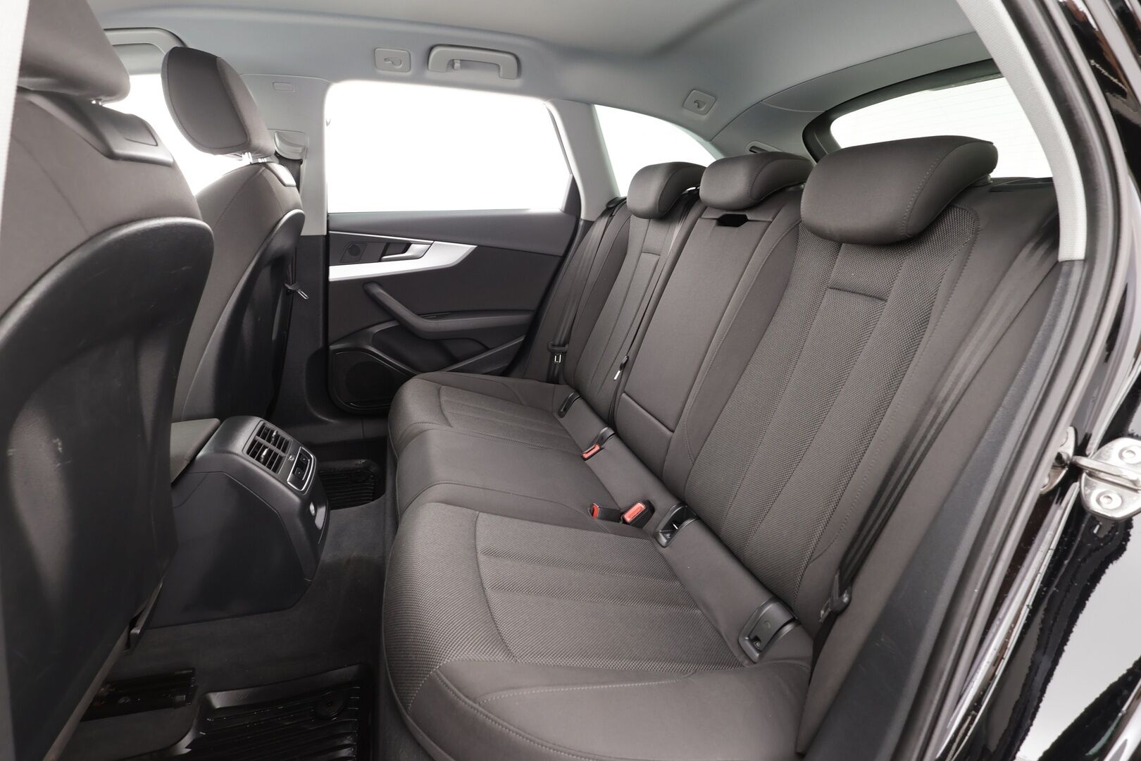 Audi A4 2018 Avant Business Comfort S line Edition 2,0 TDI 140 kW quattro S tronic * Vakkari / Webasto / Koukku / LED / P.tutkat * - Suomi-auto / Kahdet Renkaat - HULLUT AVAJAISHULINAT KORKOTARJOUS 3,29 %