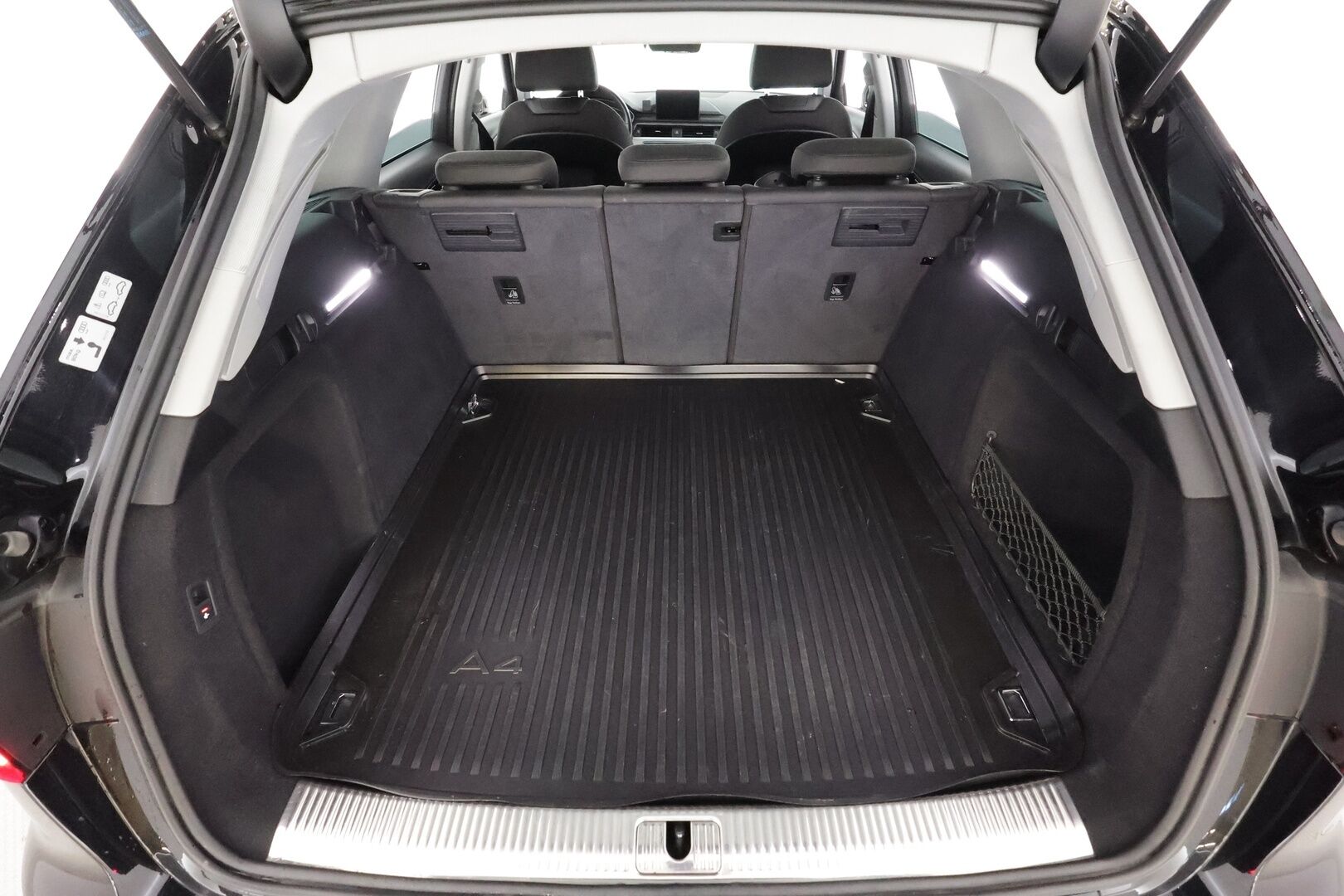 Audi A4 2018 Avant Business Comfort S line Edition 2,0 TDI 140 kW quattro S tronic * Vakkari / Webasto / Koukku / LED / P.tutkat * - Suomi-auto / Kahdet Renkaat - HULLUT AVAJAISHULINAT KORKOTARJOUS 3,29 %