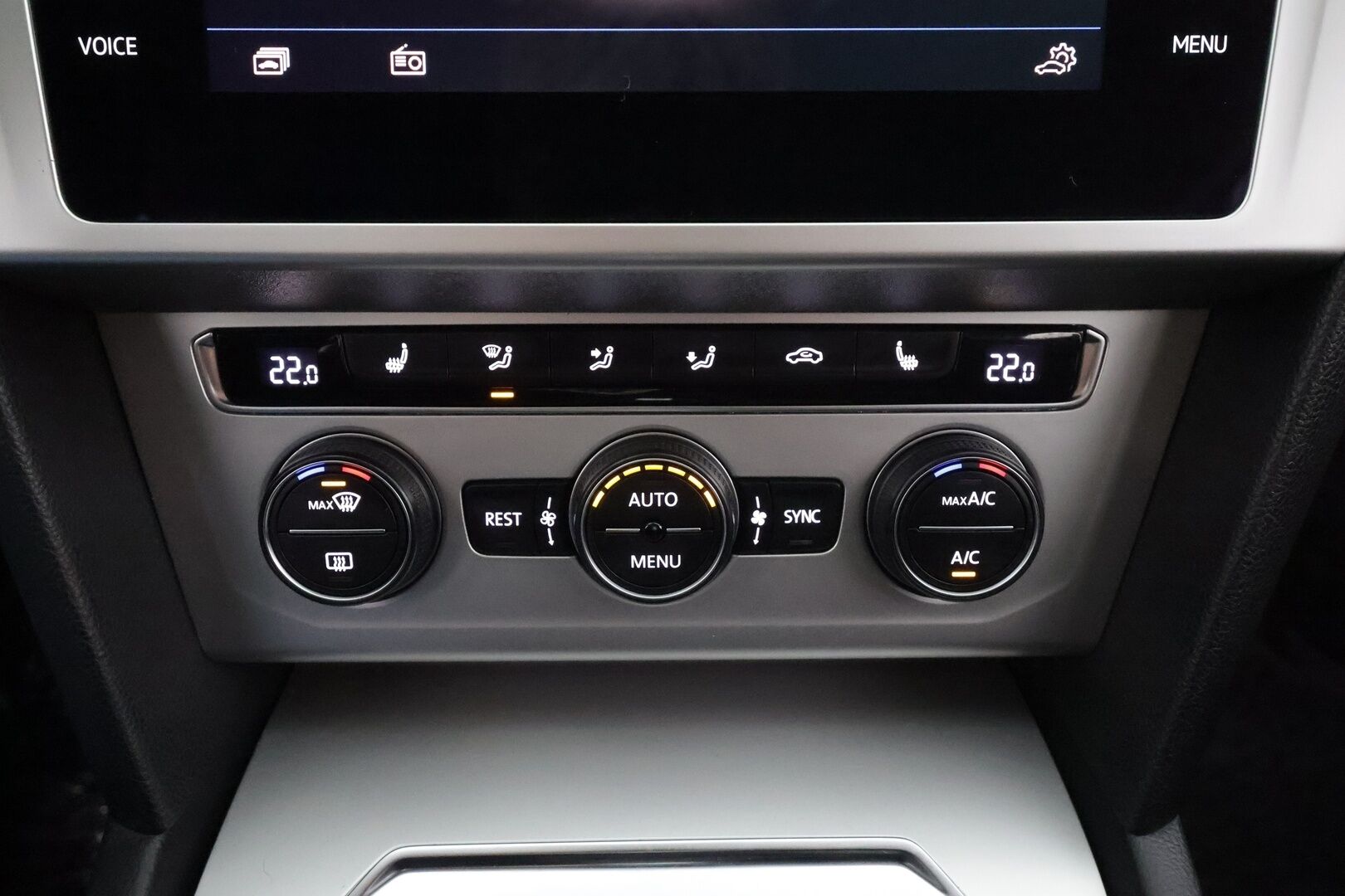 Volkswagen Passat 2018 1.4 TSI Sedan Comfortline 92 kW DSG * ACC / P.tutkat / LED / Navi / Lohko+SIsä / Sähköluukku / AppConnect * - Suomi-auto / Kahdet renkaat Volkswagenin aluvanteilla / Hyvät huollot