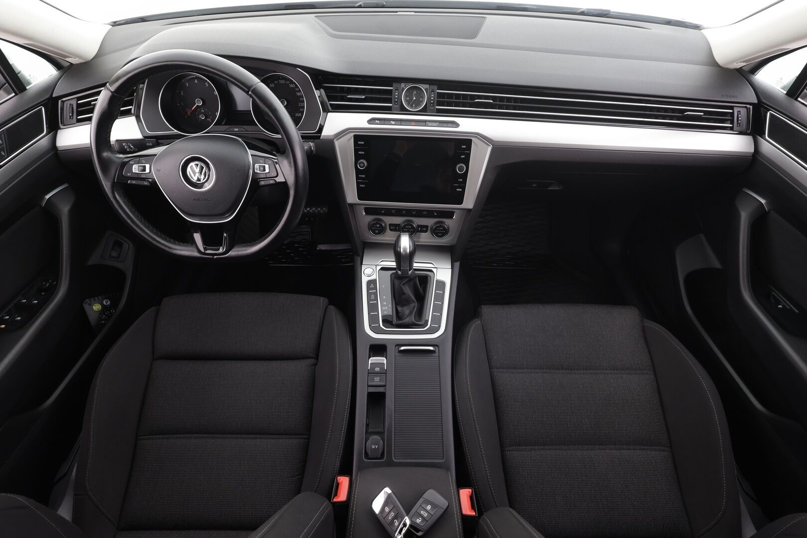 Volkswagen Passat 2018 1.4 TSI Sedan Comfortline 92 kW DSG * ACC / P.tutkat / LED / Navi / Lohko+SIsä / Sähköluukku / AppConnect * - Suomi-auto / Kahdet renkaat Volkswagenin aluvanteilla / Hyvät huollot