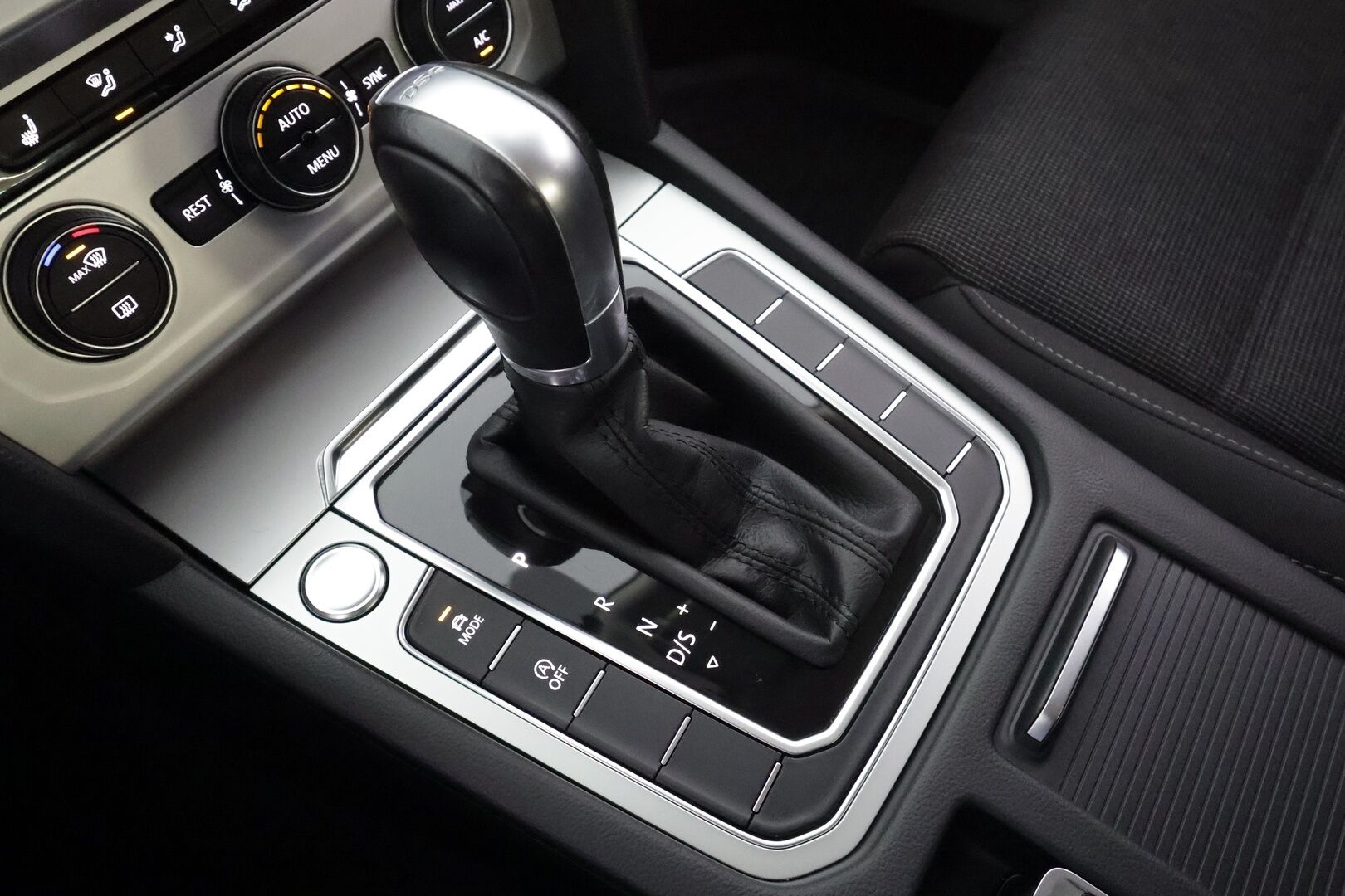 Volkswagen Passat 2018 1.4 TSI Sedan Comfortline 92 kW DSG * ACC / P.tutkat / LED / Navi / Lohko+SIsä / Sähköluukku / AppConnect * - Suomi-auto / Kahdet renkaat Volkswagenin aluvanteilla / Hyvät huollot