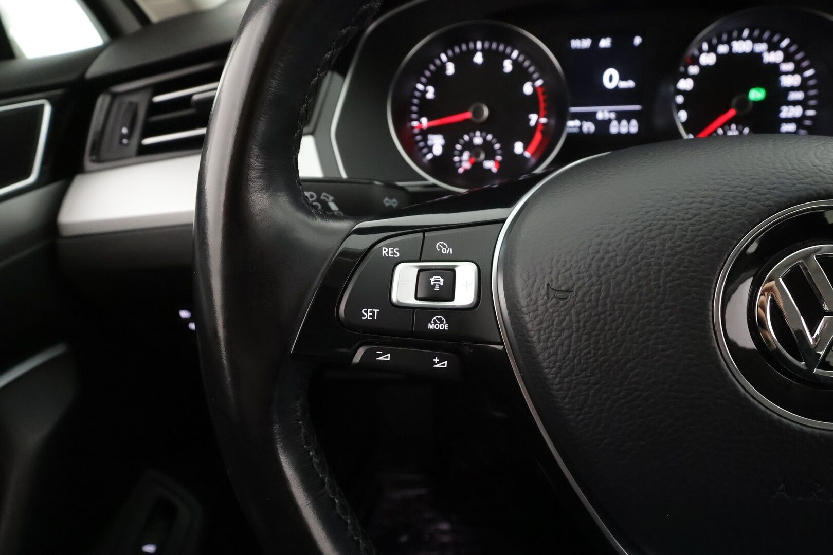 Volkswagen Passat 2018 1.4 TSI Sedan Comfortline 92 kW DSG * ACC / P.tutkat / LED / Navi / Lohko+SIsä / Sähköluukku / AppConnect * - Suomi-auto / Kahdet renkaat Volkswagenin aluvanteilla / Hyvät huollot