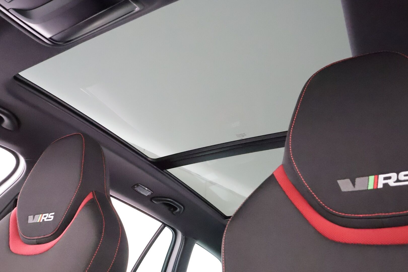 Skoda Octavia 2018 Combi 2,0 TSI RS DSG * Panorama / Webasto / ACC / LED / P.Kamera / Kaistavahti / KeylessGO * - Suomi-auto / Kahdet renkaat - HULLU BLACKWEEK KORKOTARJOUS 2,49%