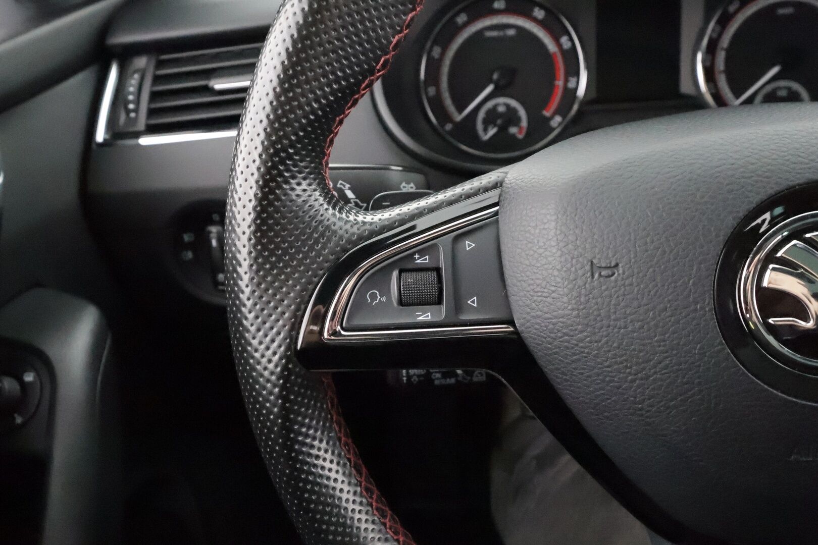 Skoda Octavia 2018 Combi 2,0 TSI RS DSG * Panorama / Webasto / ACC / LED / P.Kamera / Kaistavahti / KeylessGO * - Suomi-auto / Kahdet renkaat - HULLU BLACKWEEK KORKOTARJOUS 2,49%