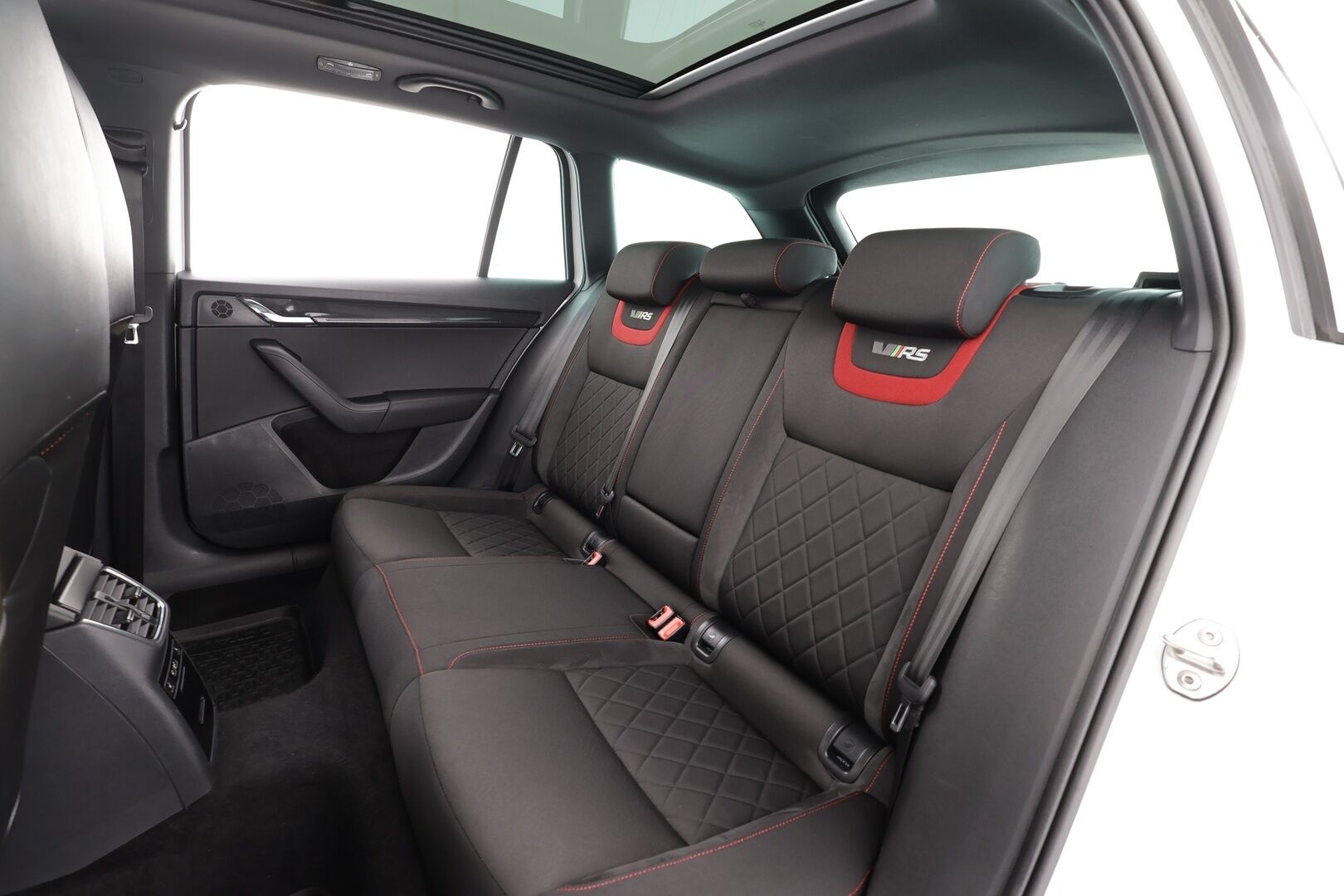 Skoda Octavia 2018 Combi 2,0 TSI RS DSG * Panorama / Webasto / ACC / LED / P.Kamera / Kaistavahti / KeylessGO * - Suomi-auto / Kahdet renkaat - HULLU BLACKWEEK KORKOTARJOUS 2,49%