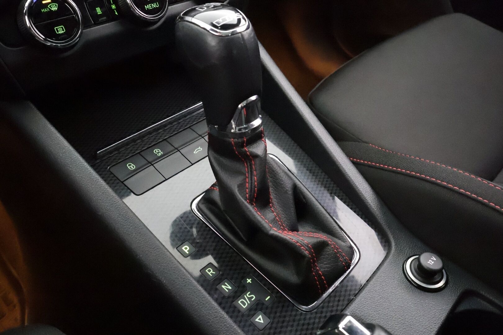 Skoda Octavia 2018 Combi 2,0 TSI RS DSG * Panorama / Webasto / ACC / LED / P.Kamera / Kaistavahti / KeylessGO * - Suomi-auto / Kahdet renkaat - HULLU BLACKWEEK KORKOTARJOUS 2,49%