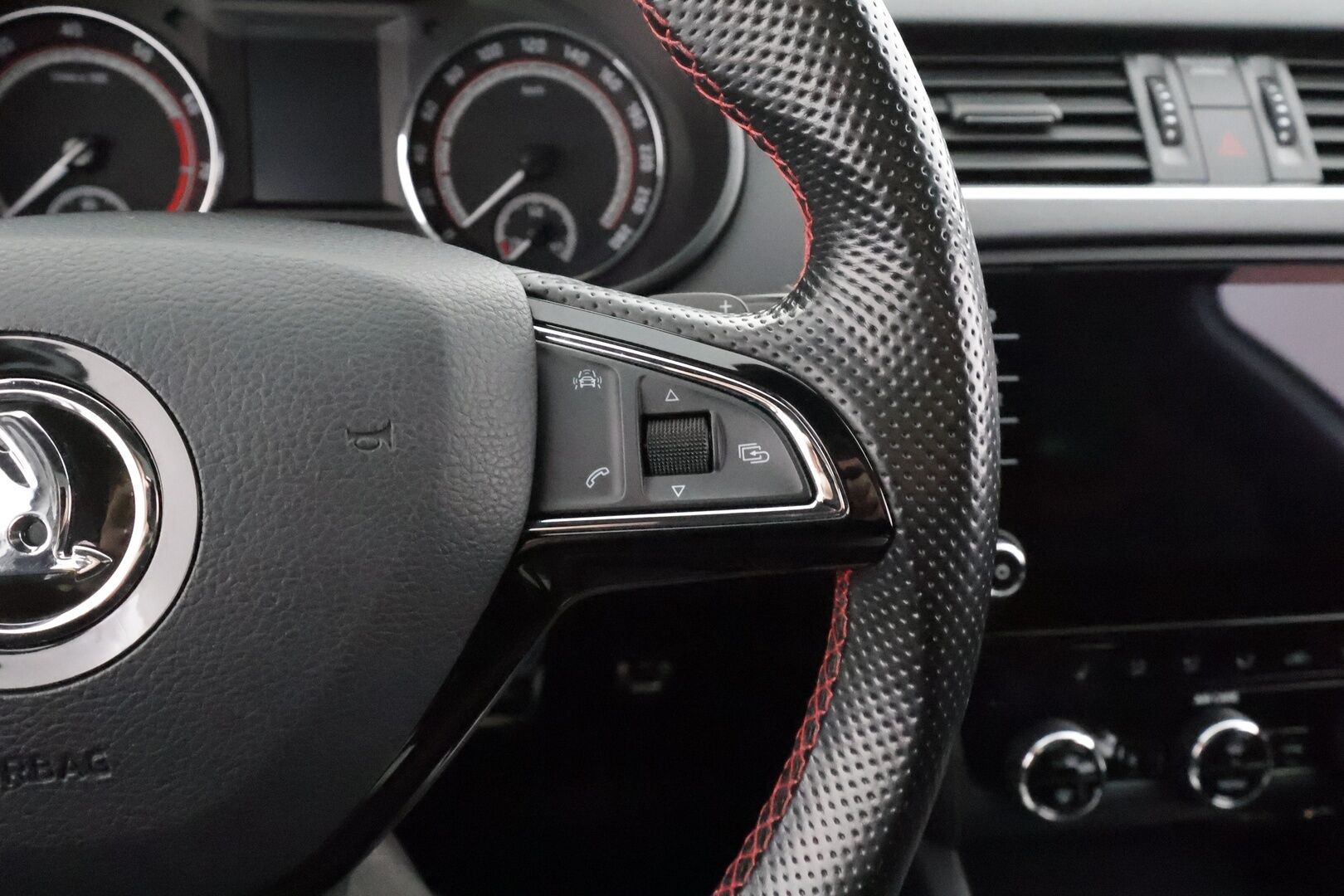 Skoda Octavia 2018 Combi 2,0 TSI RS DSG * Panorama / Webasto / ACC / LED / P.Kamera / Kaistavahti / KeylessGO * - Suomi-auto / Kahdet renkaat - HULLU BLACKWEEK KORKOTARJOUS 2,49%