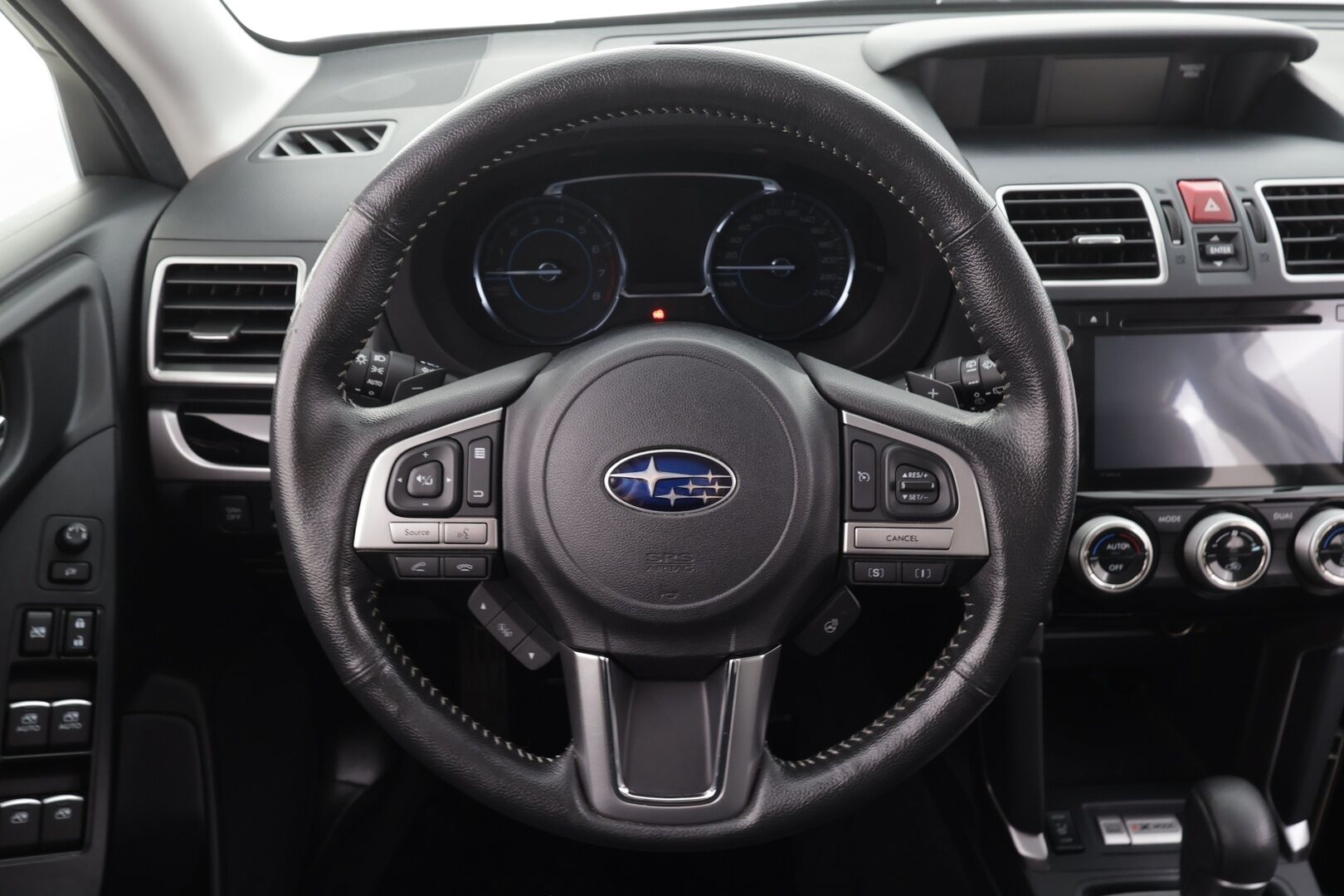 Subaru Forester 2018 2,0i XS CVT * Koukku / Vakkari / P.kamera / Lohko+Sisä / LED / Ratinlämmitin / Sähköpenkki * - Suomi-auto / Kahdet renkaat aluvanteilla / Merkkihuollettu