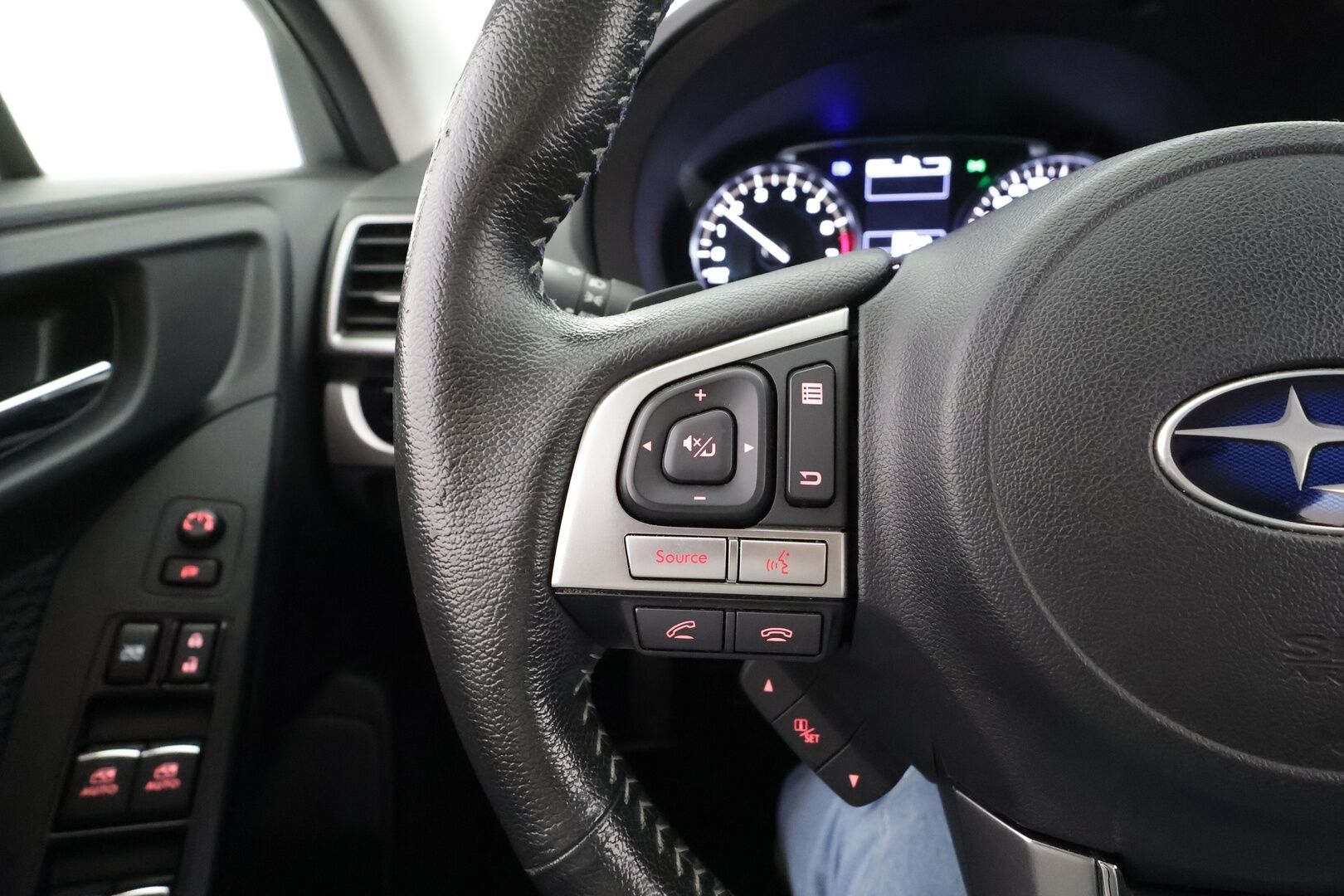 Subaru Forester 2018 2,0i XS CVT * Koukku / Vakkari / P.kamera / Lohko+Sisä / LED / Ratinlämmitin / Sähköpenkki * - Suomi-auto / Kahdet renkaat aluvanteilla / Merkkihuollettu