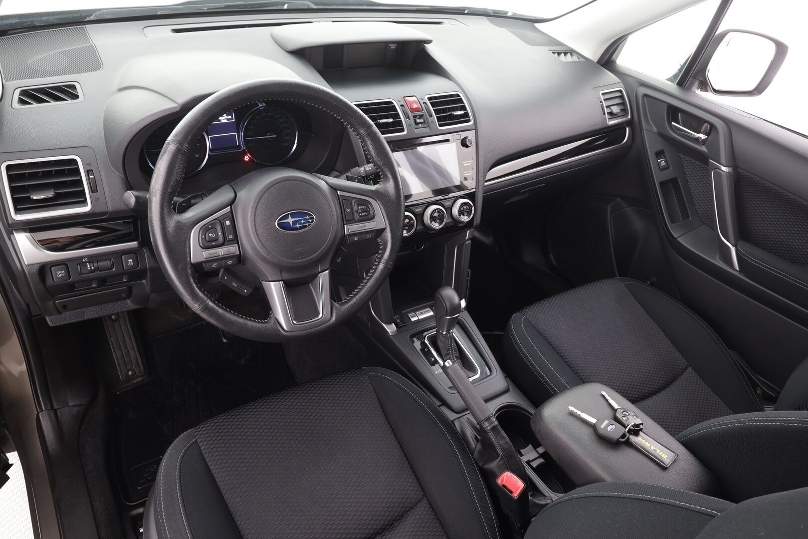 Subaru Forester 2018 2,0i XS CVT * Koukku / Vakkari / P.kamera / Lohko+Sisä / LED / Ratinlämmitin / Sähköpenkki * - Suomi-auto / Kahdet renkaat aluvanteilla / Merkkihuollettu