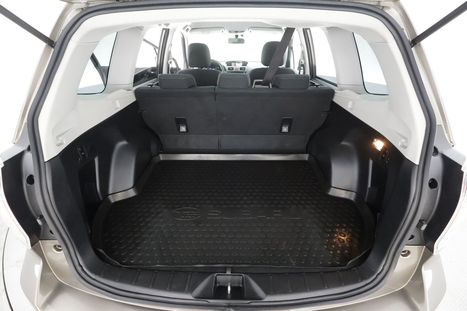 Subaru Forester 2018 2,0i XS CVT * Koukku / Vakkari / P.kamera / Lohko+Sisä / LED / Ratinlämmitin / Sähköpenkki * - Suomi-auto / Kahdet renkaat aluvanteilla / Merkkihuollettu